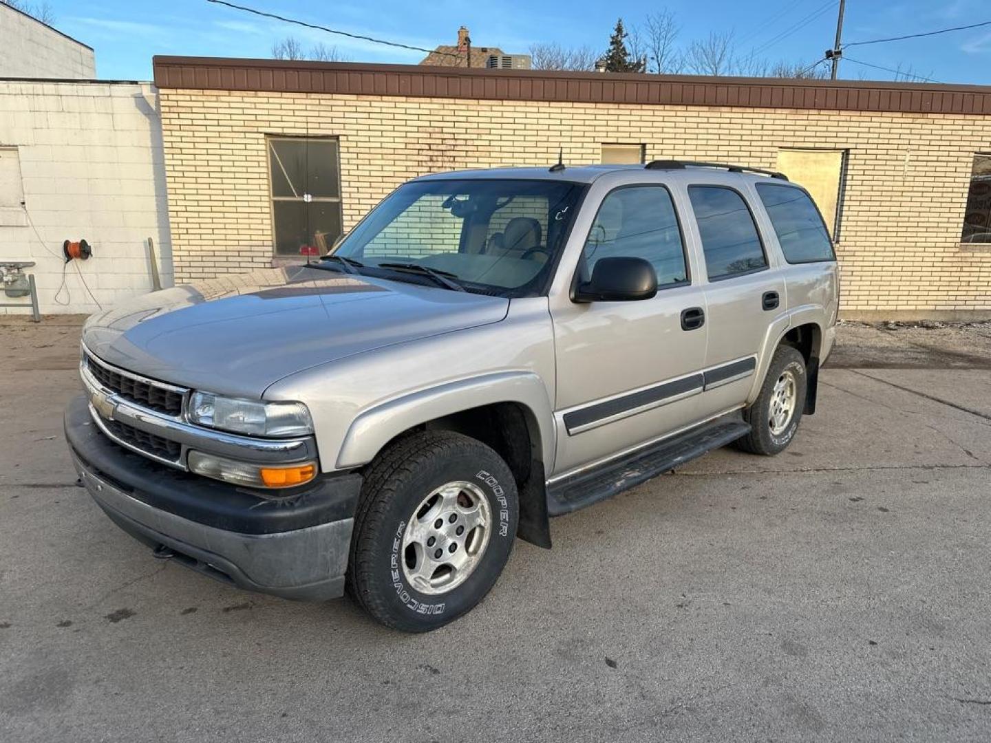 2004 TAN CHEVROLET TAHOE 1500 (1GNEK13Z64J) with an 5.3L engine, Automatic transmission, located at 1708 Broadway, Rockford, IL, 61104, (815) 397-5010, 42.252522, -89.069359 - Photo#0