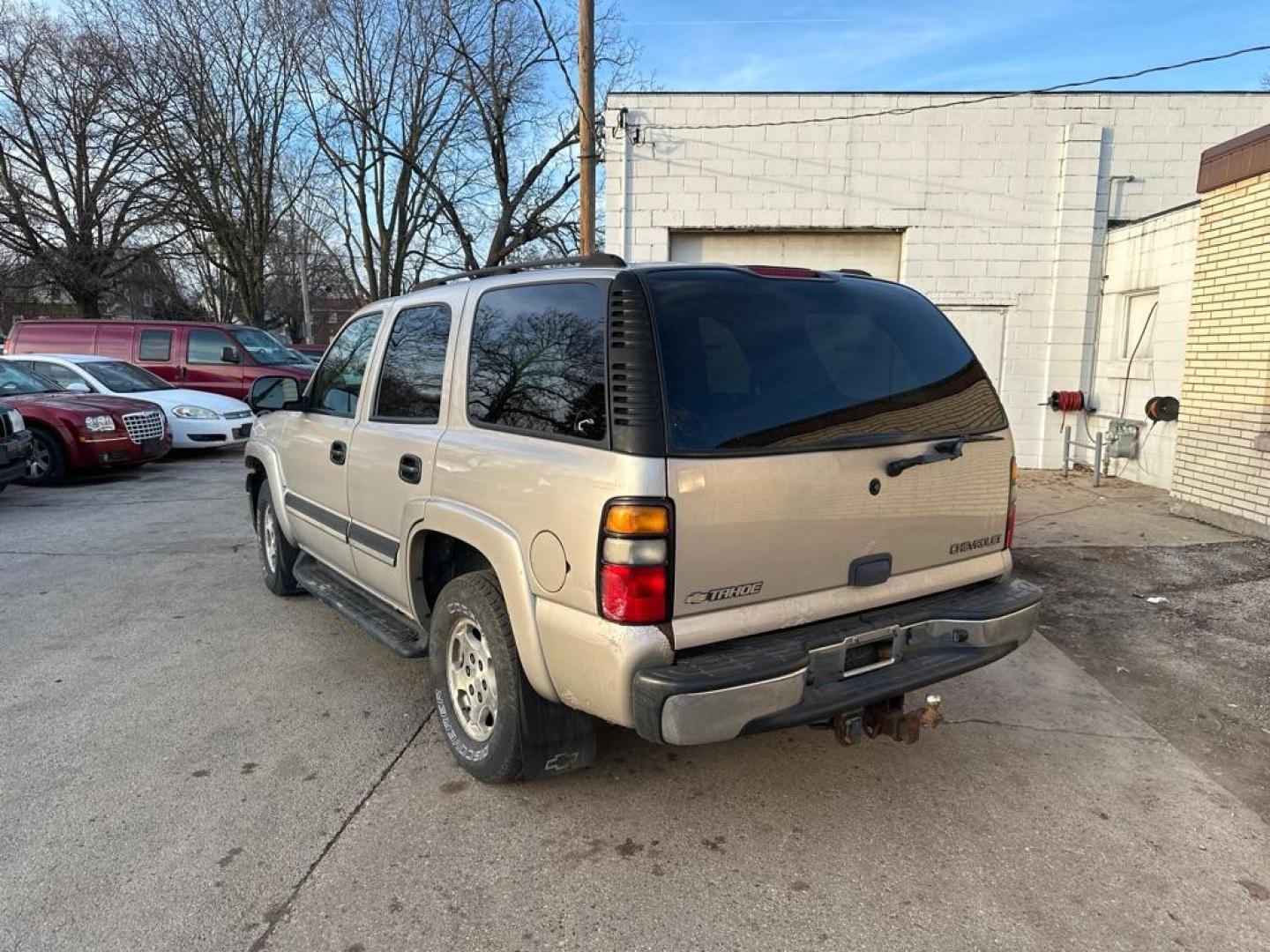 2004 TAN CHEVROLET TAHOE 1500 (1GNEK13Z64J) with an 5.3L engine, Automatic transmission, located at 1708 Broadway, Rockford, IL, 61104, (815) 397-5010, 42.252522, -89.069359 - Photo#1