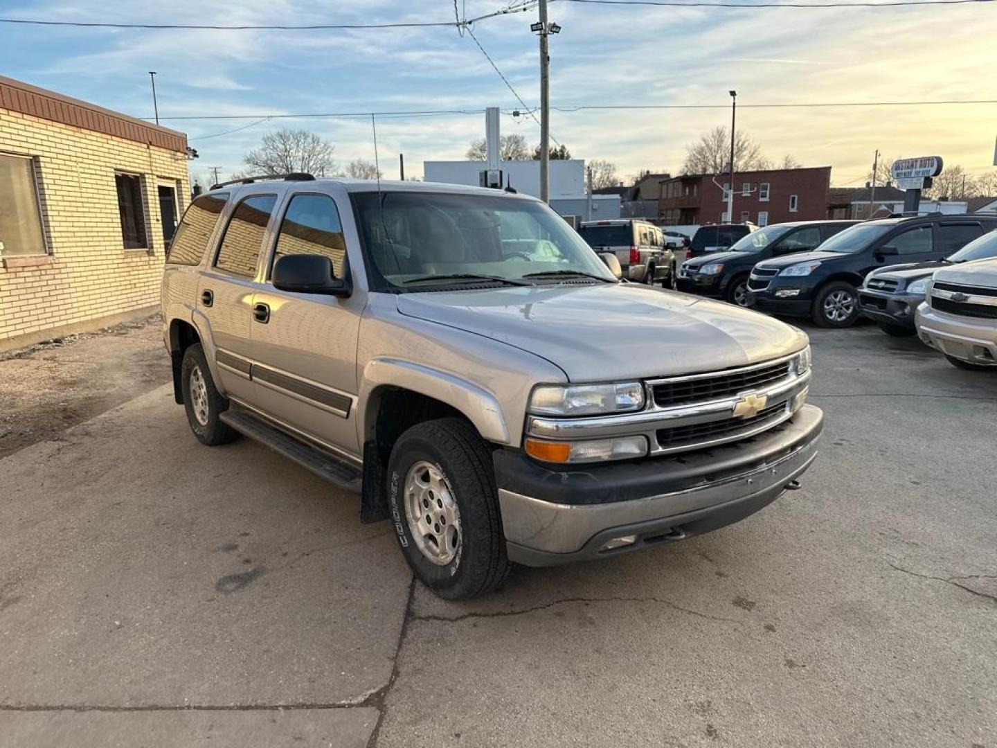 2004 TAN CHEVROLET TAHOE 1500 (1GNEK13Z64J) with an 5.3L engine, Automatic transmission, located at 1708 Broadway, Rockford, IL, 61104, (815) 397-5010, 42.252522, -89.069359 - Photo#3