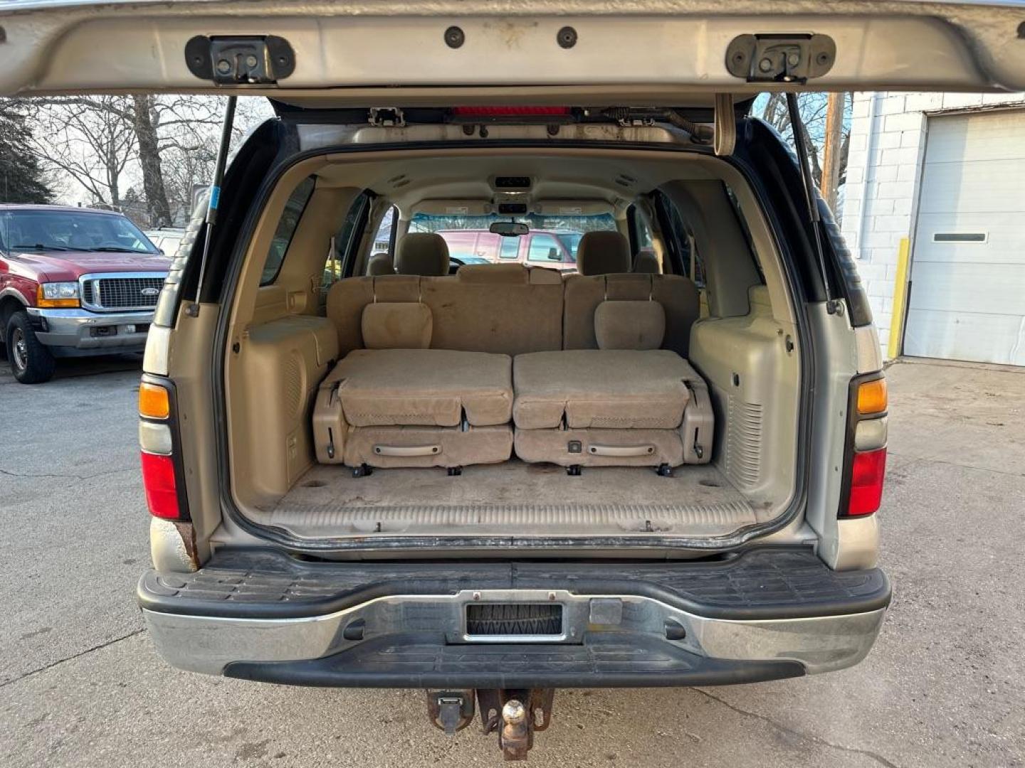 2004 TAN CHEVROLET TAHOE 1500 (1GNEK13Z64J) with an 5.3L engine, Automatic transmission, located at 1708 Broadway, Rockford, IL, 61104, (815) 397-5010, 42.252522, -89.069359 - Photo#5