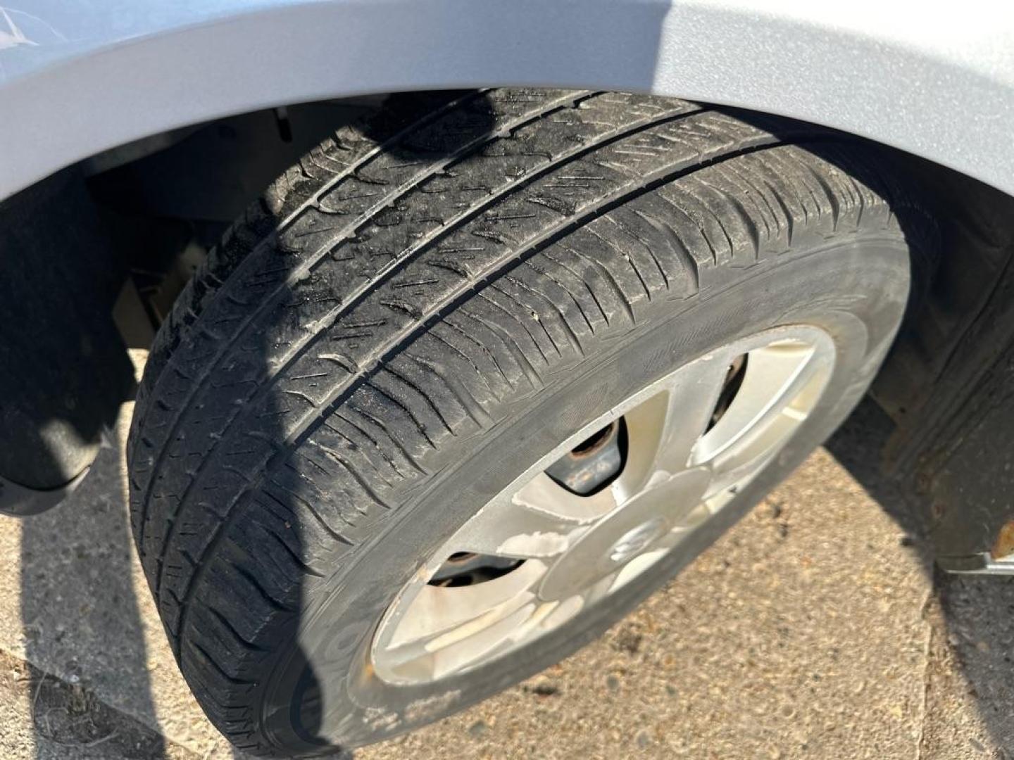 2006 SILVER BUICK LACROSSE CX (2G4WC582161) with an 3.8L engine, Automatic transmission, located at 1708 Broadway, Rockford, IL, 61104, (815) 397-5010, 42.252522, -89.069359 - Photo#9