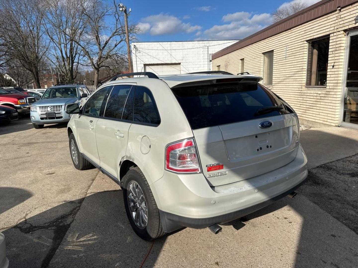 2007 WHITE FORD EDGE SEL (2FMDK38C37B) with an 3.5L engine, Automatic transmission, located at 1708 Broadway, Rockford, IL, 61104, (815) 397-5010, 42.252522, -89.069359 - Photo#1