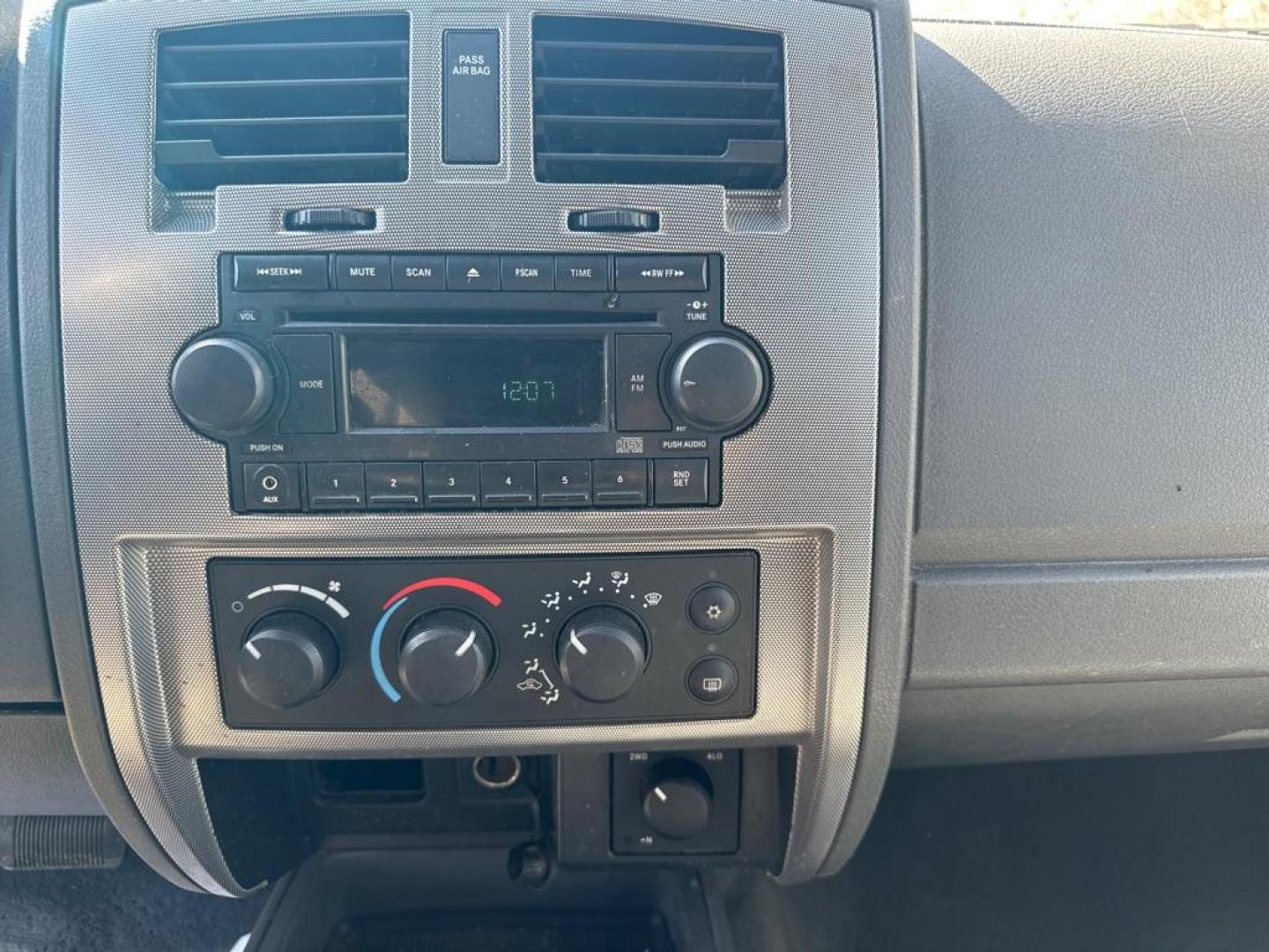 2006 SILVER DODGE DAKOTA QUAD SLT (1D7HW48N66S) with an 4.7L engine, Automatic transmission, located at 1708 Broadway, Rockford, IL, 61104, (815) 397-5010, 42.252522, -89.069359 - Photo#9