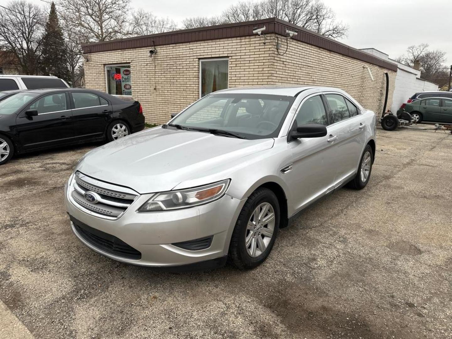 2012 SILVER FORD TAURUS SE (1FAHP2DW9CG) with an 3.5L engine, Automatic transmission, located at 1708 Broadway, Rockford, IL, 61104, (815) 397-5010, 42.252522, -89.069359 - Photo#0