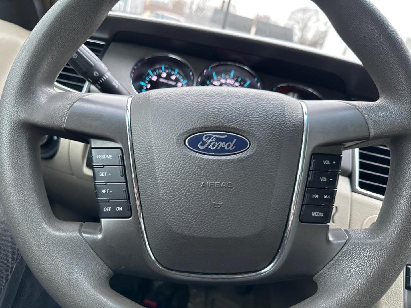 2012 SILVER FORD TAURUS SE (1FAHP2DW9CG) with an 3.5L engine, Automatic transmission, located at 1708 Broadway, Rockford, IL, 61104, (815) 397-5010, 42.252522, -89.069359 - Photo#11