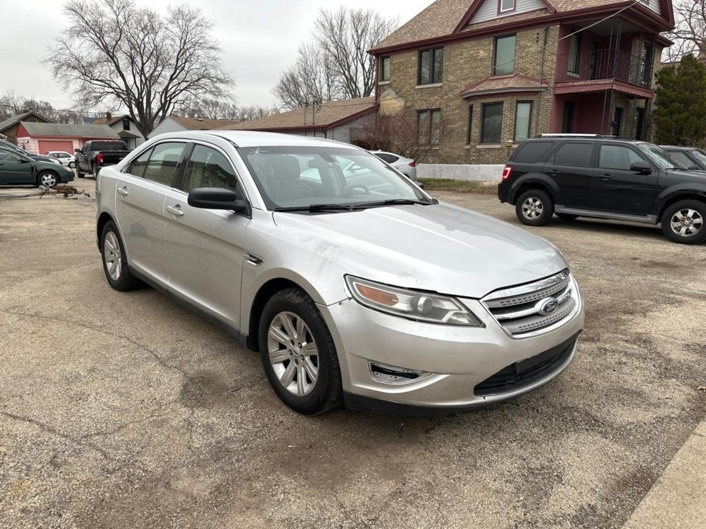 2012 SILVER FORD TAURUS SE (1FAHP2DW9CG) with an 3.5L engine, Automatic transmission, located at 1708 Broadway, Rockford, IL, 61104, (815) 397-5010, 42.252522, -89.069359 - Photo#4