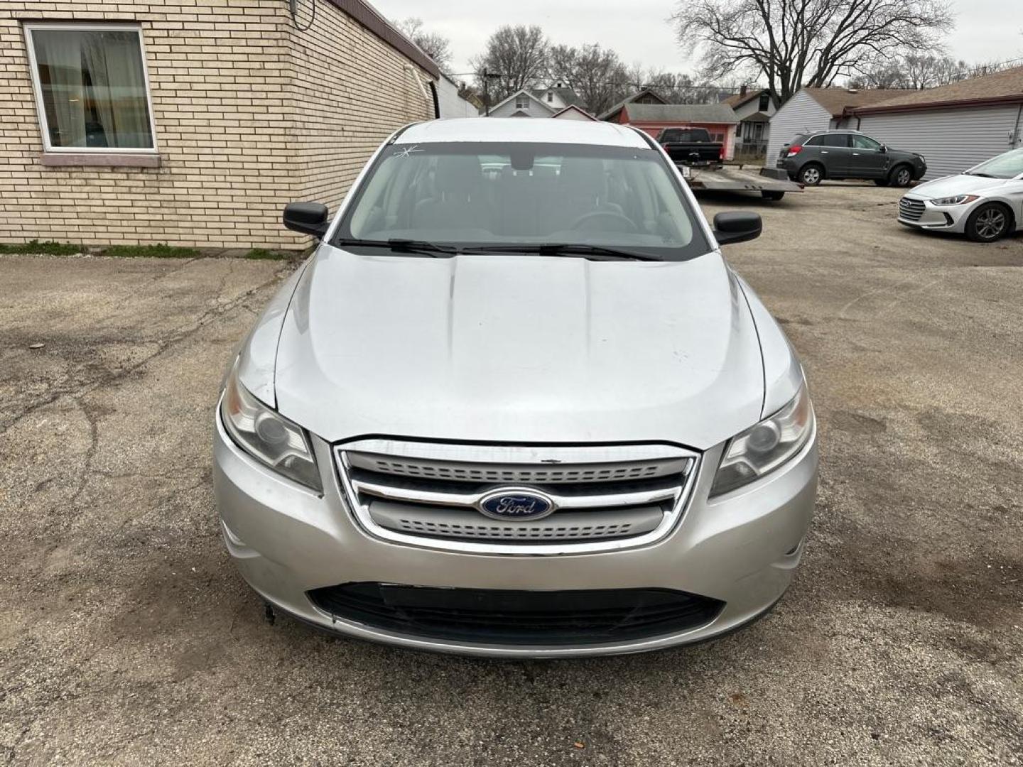 2012 SILVER FORD TAURUS SE (1FAHP2DW9CG) with an 3.5L engine, Automatic transmission, located at 1708 Broadway, Rockford, IL, 61104, (815) 397-5010, 42.252522, -89.069359 - Photo#5