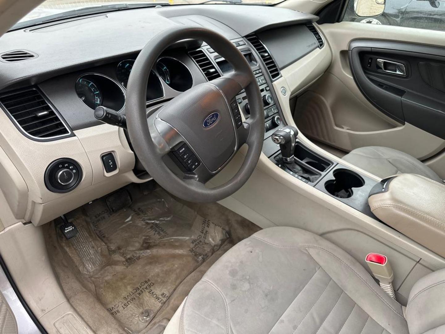 2012 SILVER FORD TAURUS SE (1FAHP2DW9CG) with an 3.5L engine, Automatic transmission, located at 1708 Broadway, Rockford, IL, 61104, (815) 397-5010, 42.252522, -89.069359 - Photo#8