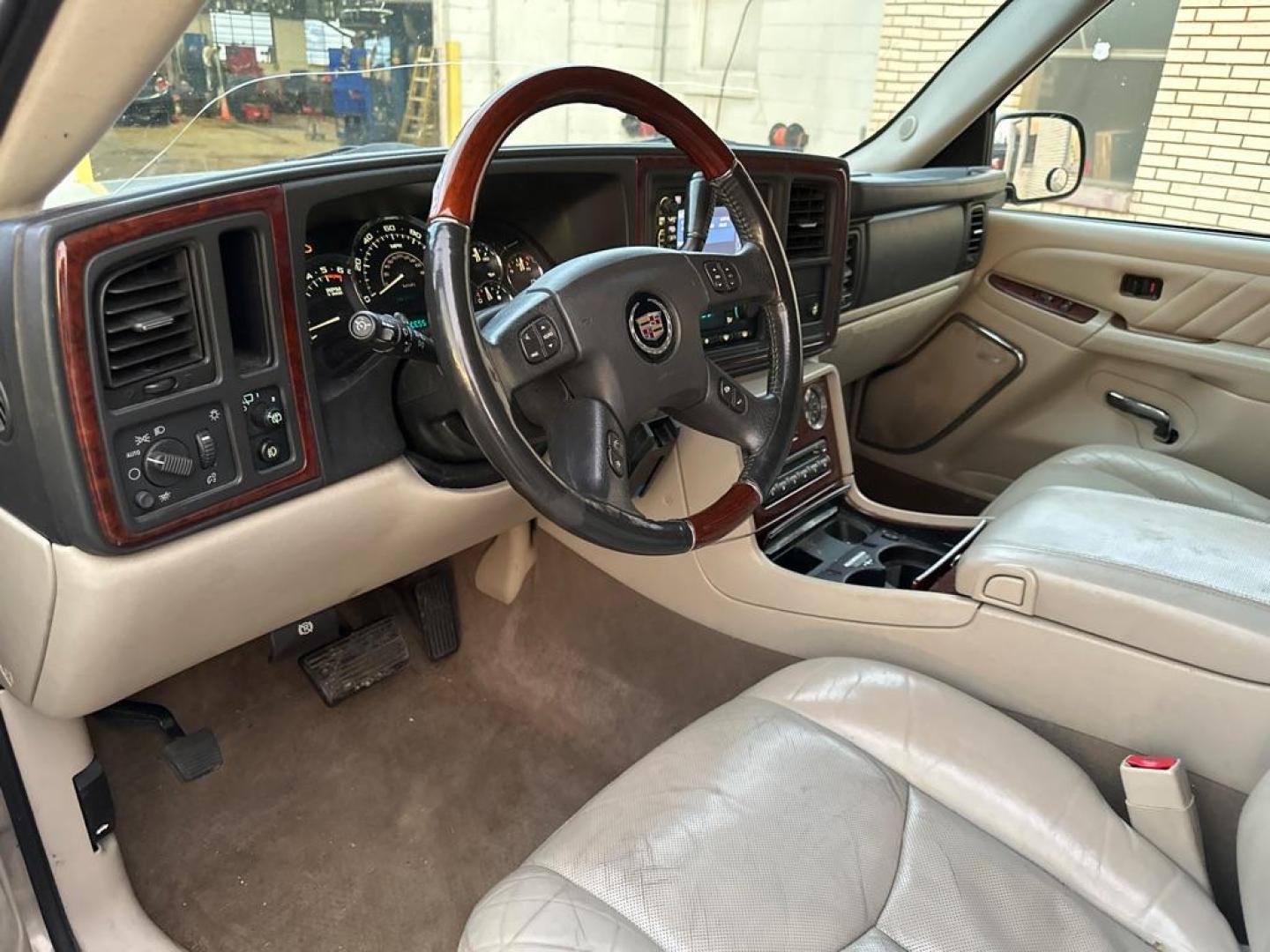 2004 TAN CADILLAC ESCALADE ESV (3GYFK66N94G) with an 6.0L engine, Automatic transmission, located at 1708 Broadway, Rockford, IL, 61104, (815) 397-5010, 42.252522, -89.069359 - Photo#12