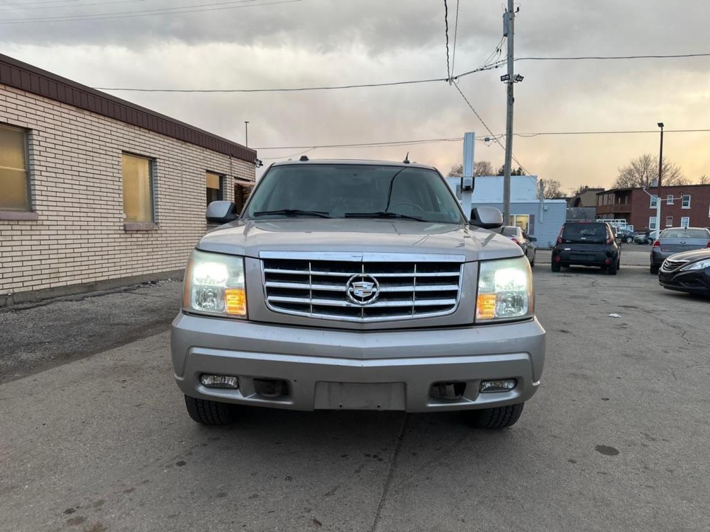 2004 TAN CADILLAC ESCALADE ESV (3GYFK66N94G) with an 6.0L engine, Automatic transmission, located at 1708 Broadway, Rockford, IL, 61104, (815) 397-5010, 42.252522, -89.069359 - Photo#4