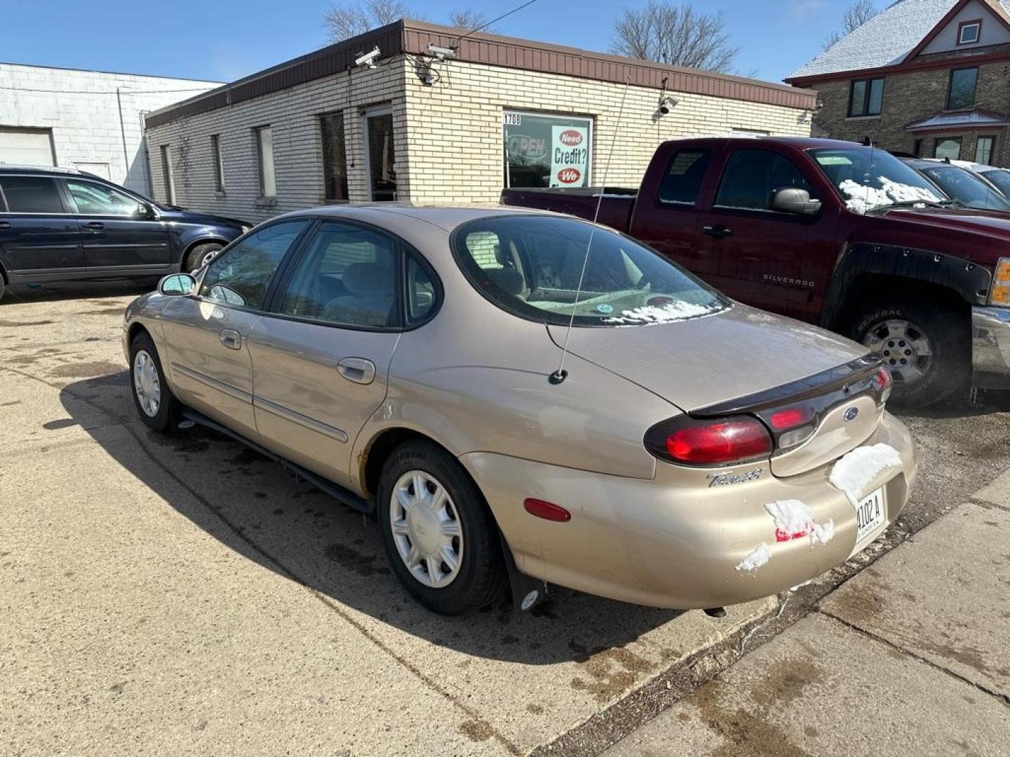 1998 GOLD FORD TAURUS LX (1FAFP52U2WG) with an 3.0L engine, Automatic transmission, located at 1708 Broadway, Rockford, IL, 61104, (815) 397-5010, 42.252522, -89.069359 - Photo#1