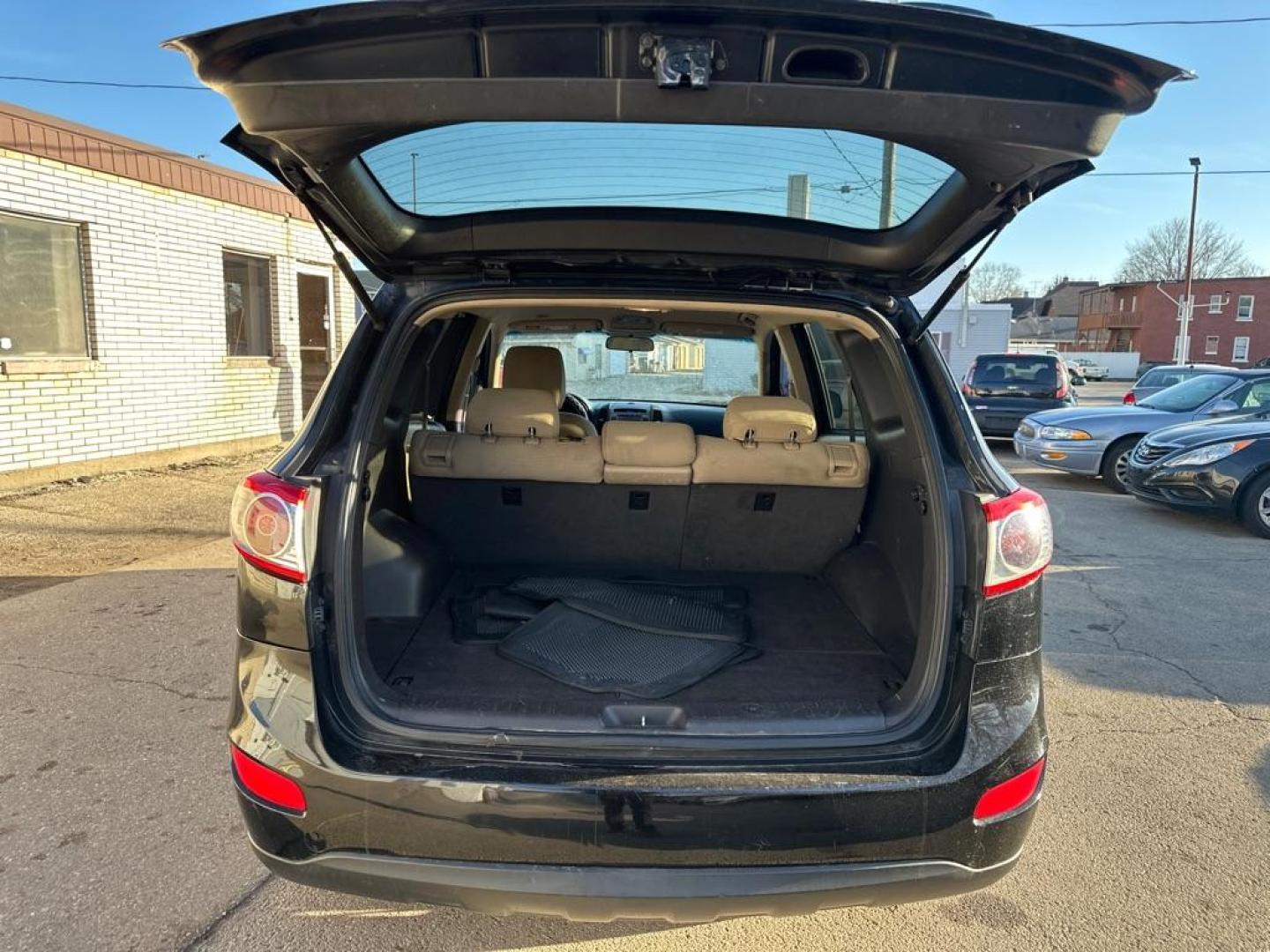 2011 BLACK HYUNDAI SANTA FE GLS (5XYZG3AB5BG) with an 2.4L engine, Automatic transmission, located at 1708 Broadway, Rockford, IL, 61104, (815) 397-5010, 42.252522, -89.069359 - Photo#2