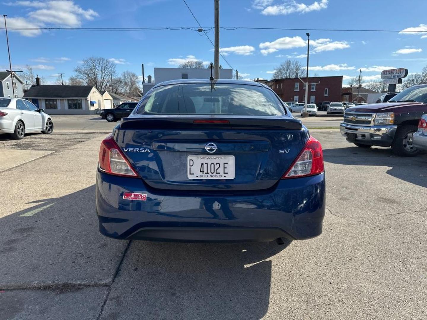 2018 BLUE NISSAN VERSA S (3N1CN7AP7JL) with an 1.6L engine, Continuously Variable transmission, located at 1708 Broadway, Rockford, IL, 61104, (815) 397-5010, 42.252522, -89.069359 - Photo#2