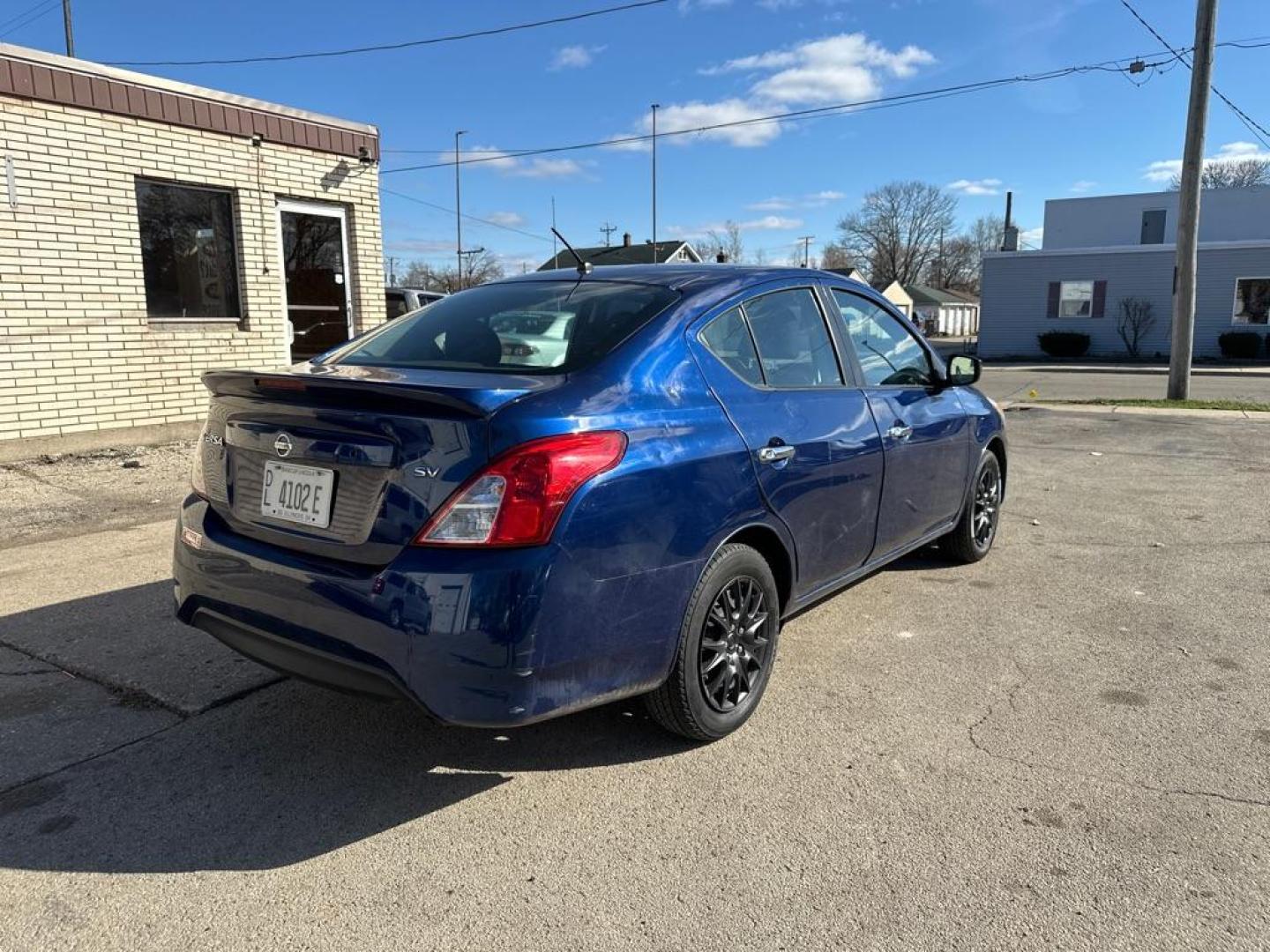 2018 BLUE NISSAN VERSA S (3N1CN7AP7JL) with an 1.6L engine, Continuously Variable transmission, located at 1708 Broadway, Rockford, IL, 61104, (815) 397-5010, 42.252522, -89.069359 - Photo#3