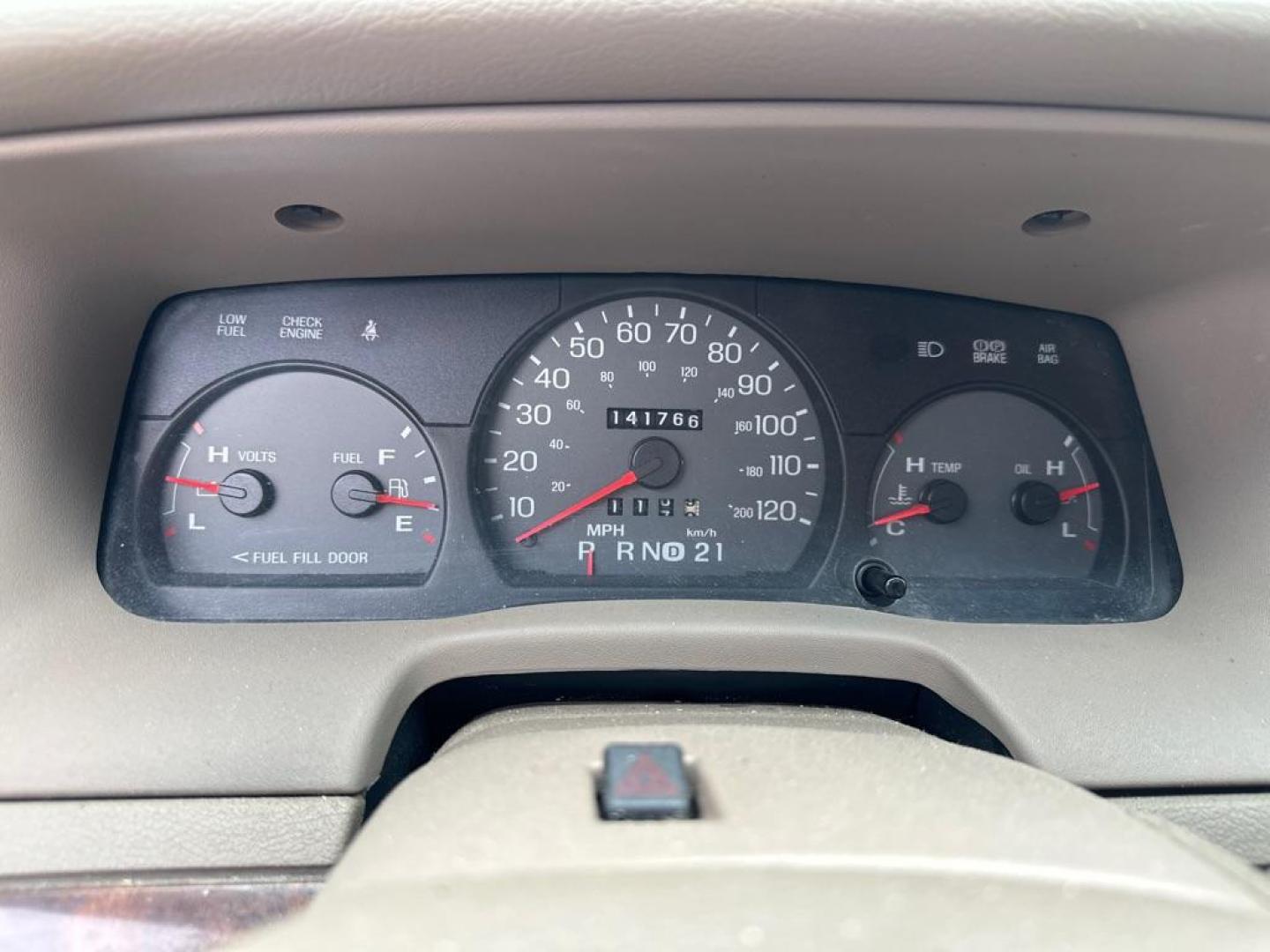 2005 TAN MERCURY GRAND MARQUIS GS (2MEFM74W95X) with an 4.6L engine, Automatic transmission, located at 1708 Broadway, Rockford, IL, 61104, (815) 397-5010, 42.252522, -89.069359 - Photo#10