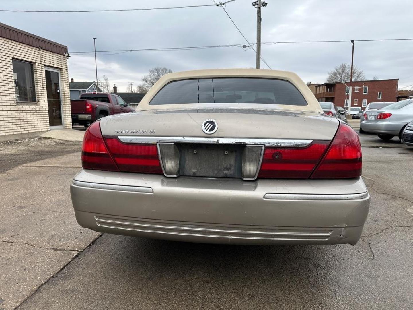 2005 TAN MERCURY GRAND MARQUIS GS (2MEFM74W95X) with an 4.6L engine, Automatic transmission, located at 1708 Broadway, Rockford, IL, 61104, (815) 397-5010, 42.252522, -89.069359 - Photo#2