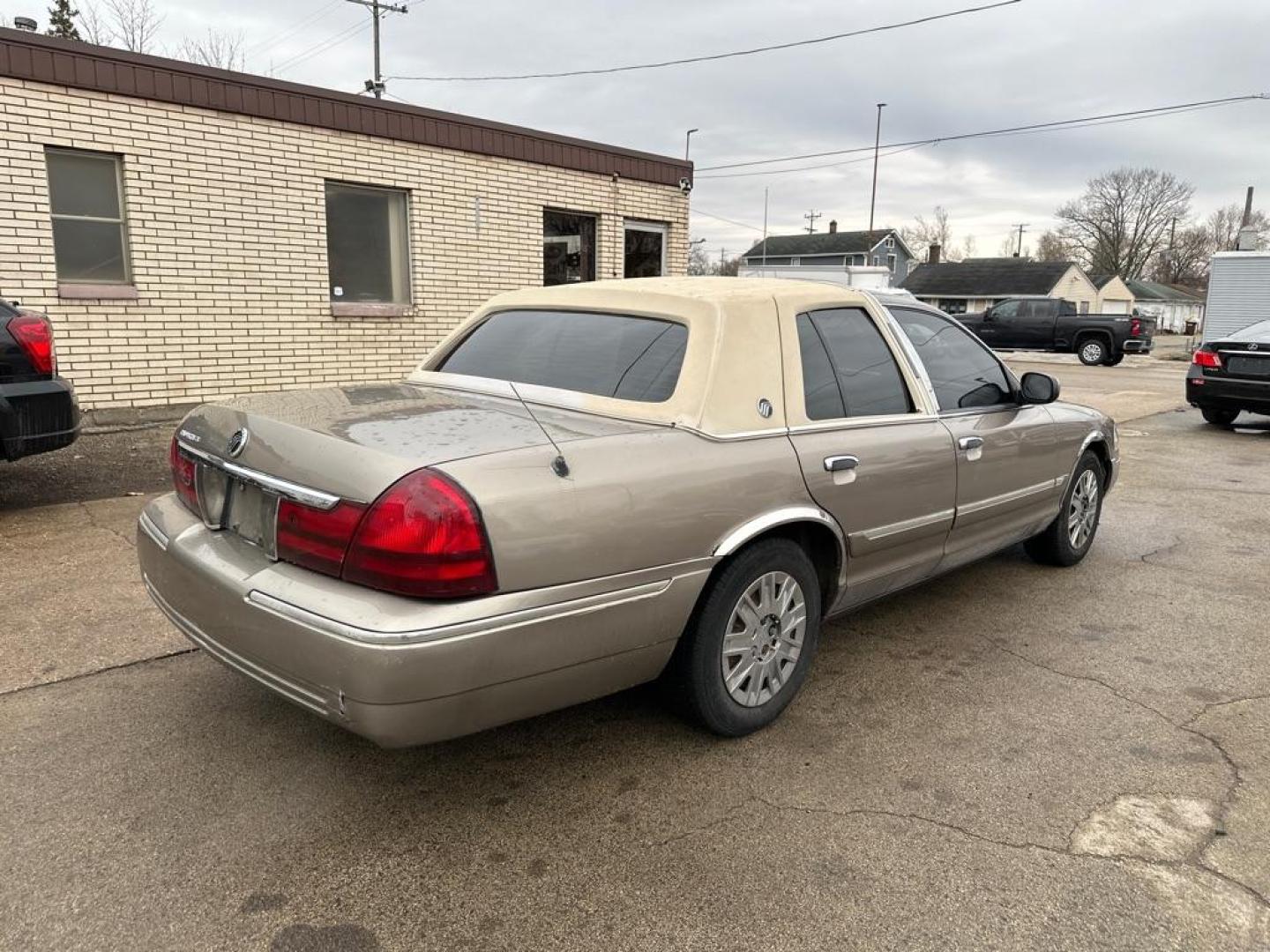 2005 TAN MERCURY GRAND MARQUIS GS (2MEFM74W95X) with an 4.6L engine, Automatic transmission, located at 1708 Broadway, Rockford, IL, 61104, (815) 397-5010, 42.252522, -89.069359 - Photo#3