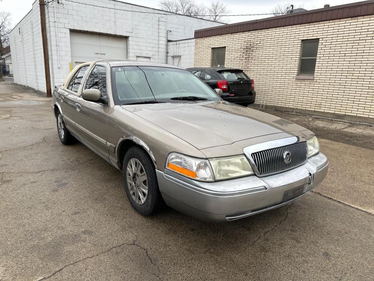 2005 TAN MERCURY GRAND MARQUIS GS (2MEFM74W95X) with an 4.6L engine, Automatic transmission, located at 1708 Broadway, Rockford, IL, 61104, (815) 397-5010, 42.252522, -89.069359 - Photo#5