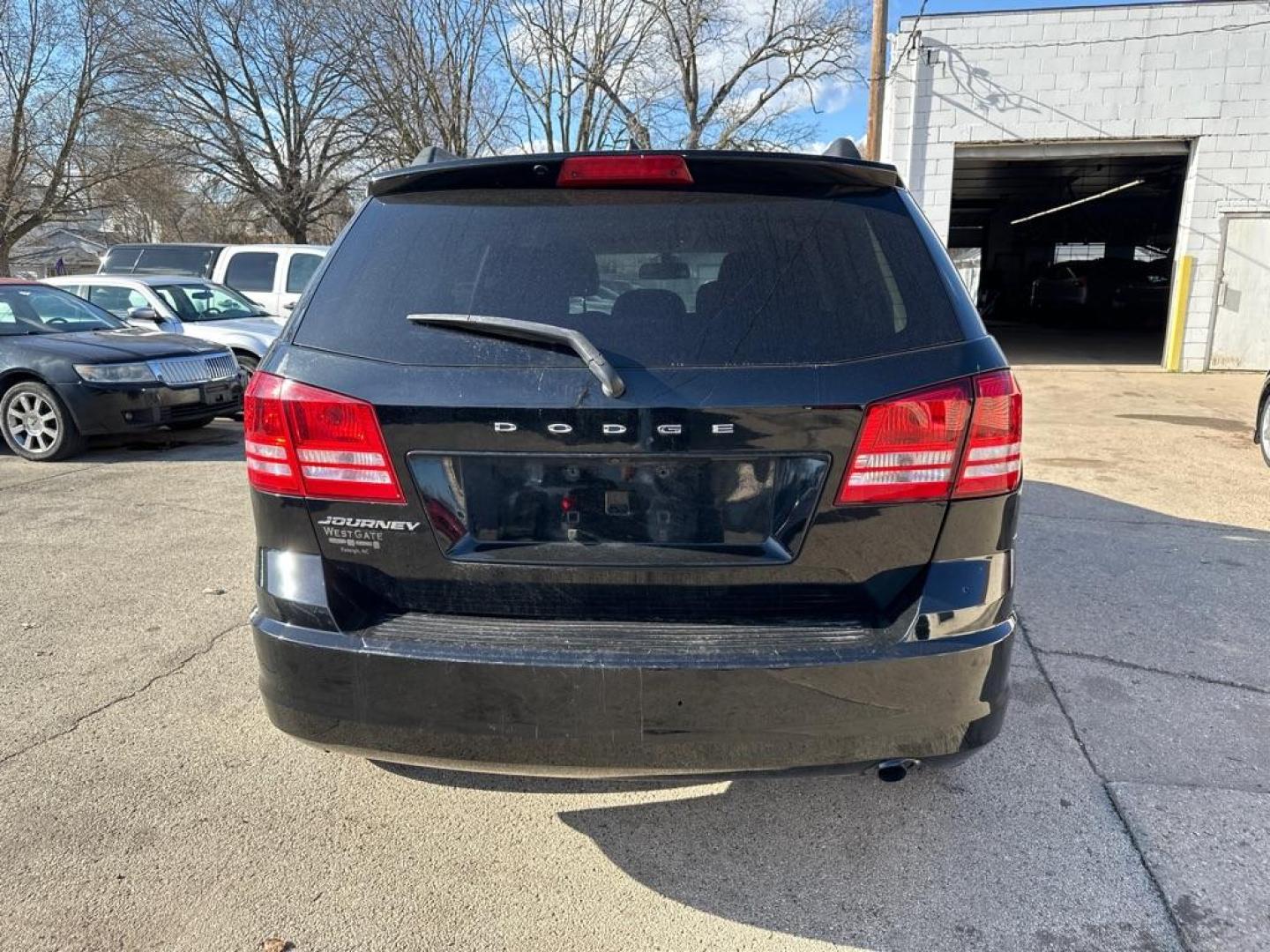 2018 BLACK DODGE JOURNEY SE (3C4PDCAB3JT) with an 2.4L engine, Automatic transmission, located at 1708 Broadway, Rockford, IL, 61104, (815) 397-5010, 42.252522, -89.069359 - Photo#2