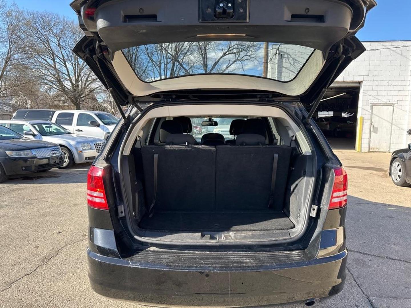 2018 BLACK DODGE JOURNEY SE (3C4PDCAB3JT) with an 2.4L engine, Automatic transmission, located at 1708 Broadway, Rockford, IL, 61104, (815) 397-5010, 42.252522, -89.069359 - Photo#7