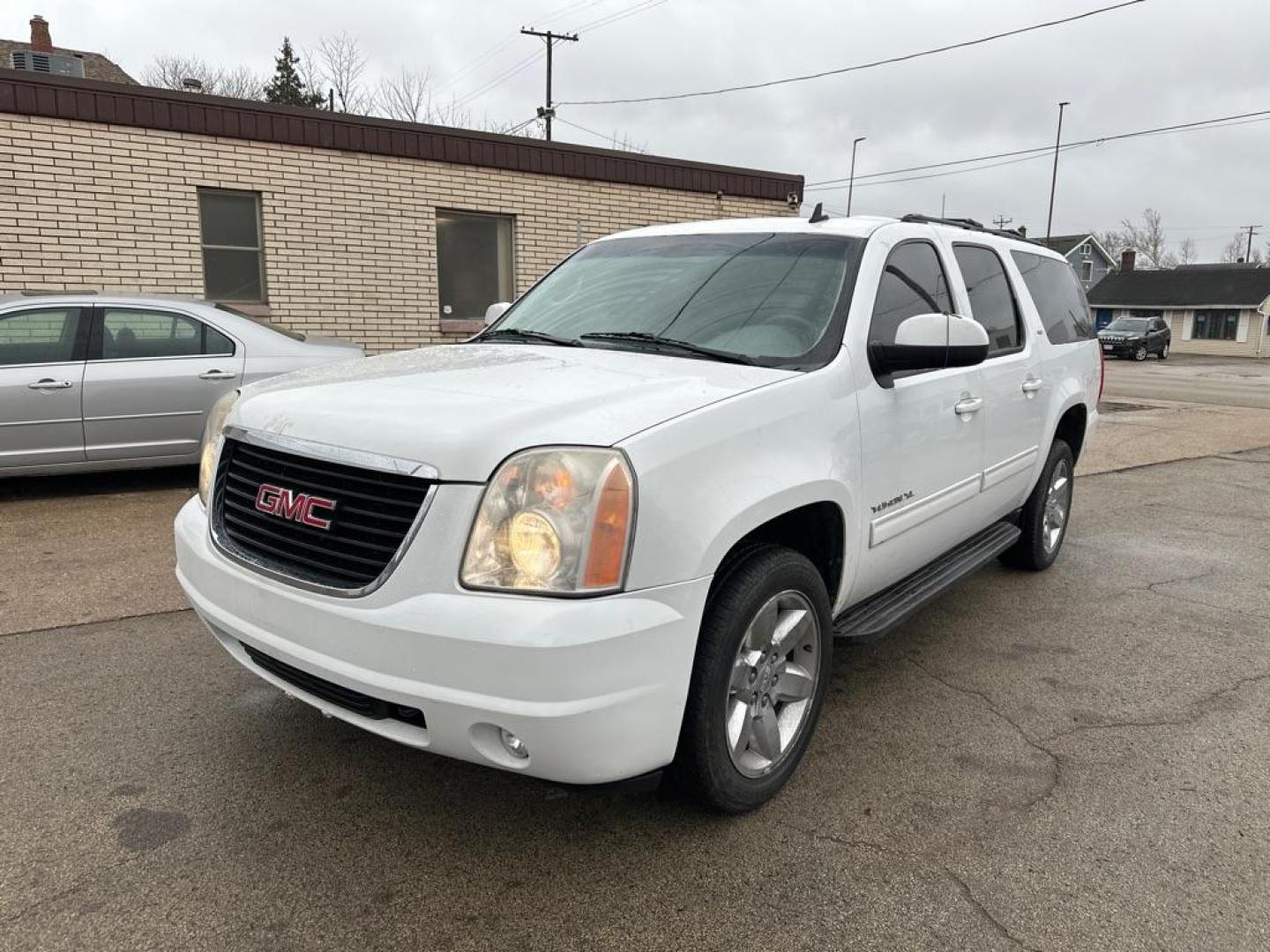 2012 WHITE GMC YUKON XL 1500 SLT (1GKS2KE7XCR) with an 5.3L engine, Automatic transmission, located at 1708 Broadway, Rockford, IL, 61104, (815) 397-5010, 42.252522, -89.069359 - Photo#0