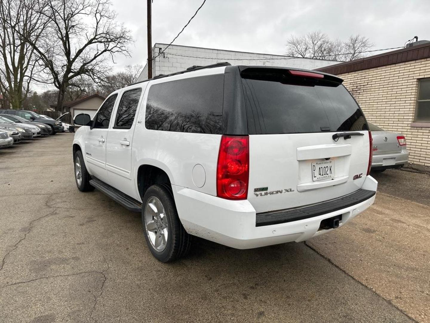 2012 WHITE GMC YUKON XL 1500 SLT (1GKS2KE7XCR) with an 5.3L engine, Automatic transmission, located at 1708 Broadway, Rockford, IL, 61104, (815) 397-5010, 42.252522, -89.069359 - Photo#1