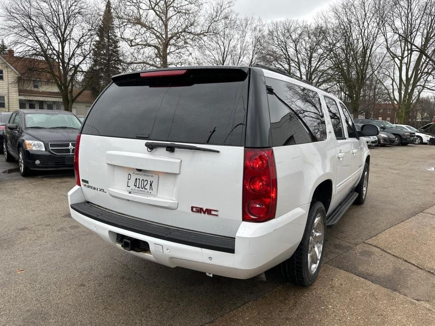 2012 WHITE GMC YUKON XL 1500 SLT (1GKS2KE7XCR) with an 5.3L engine, Automatic transmission, located at 1708 Broadway, Rockford, IL, 61104, (815) 397-5010, 42.252522, -89.069359 - Photo#2