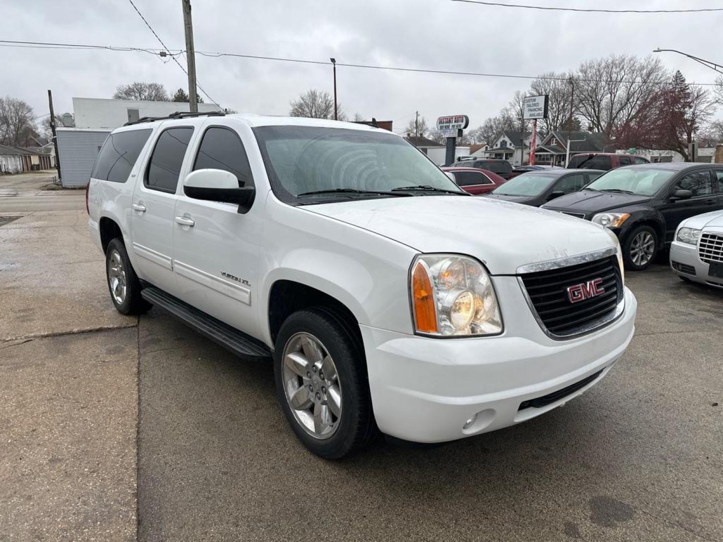 2012 WHITE GMC YUKON XL 1500 SLT (1GKS2KE7XCR) with an 5.3L engine, Automatic transmission, located at 1708 Broadway, Rockford, IL, 61104, (815) 397-5010, 42.252522, -89.069359 - Photo#3