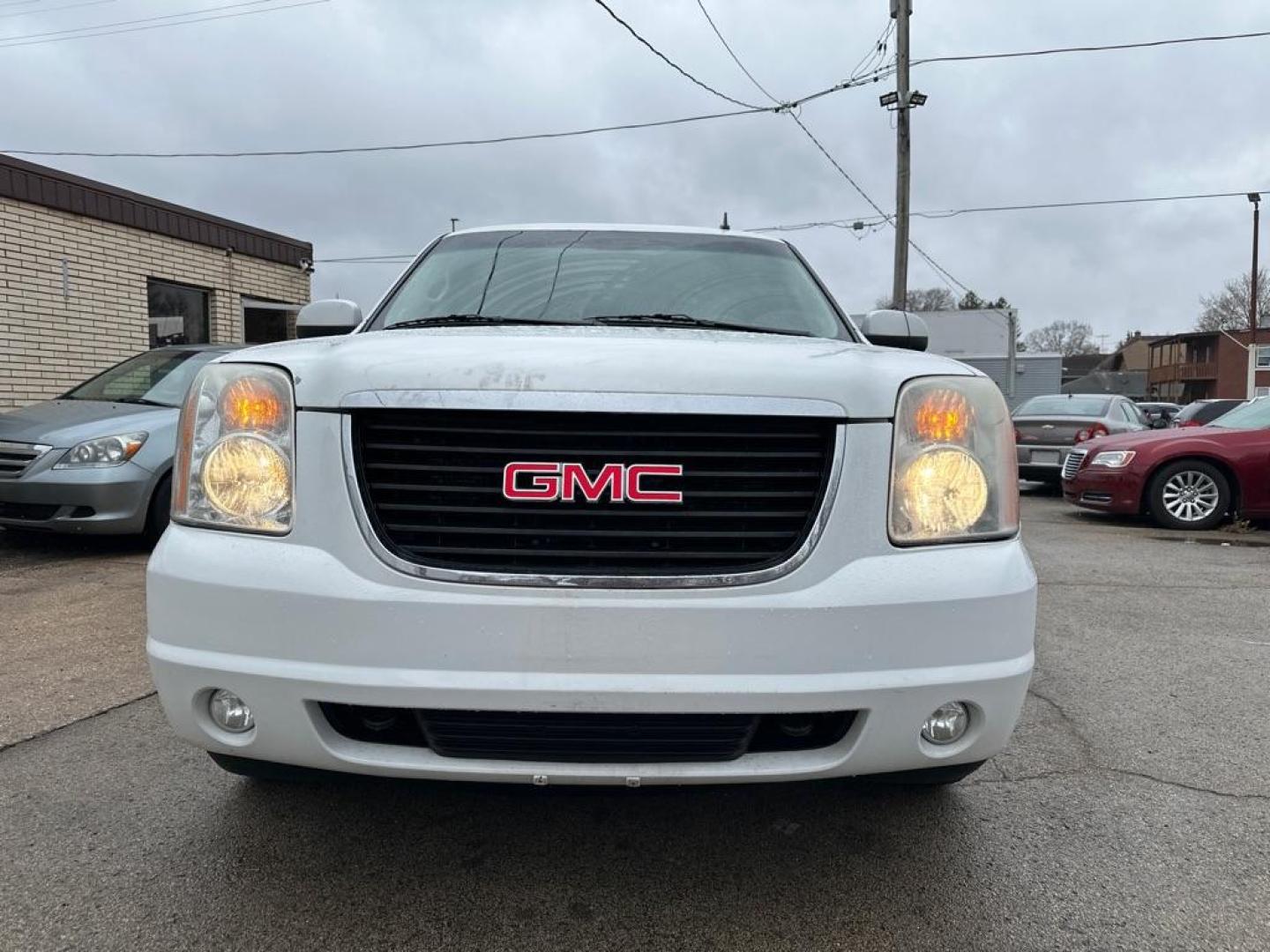 2012 WHITE GMC YUKON XL 1500 SLT (1GKS2KE7XCR) with an 5.3L engine, Automatic transmission, located at 1708 Broadway, Rockford, IL, 61104, (815) 397-5010, 42.252522, -89.069359 - Photo#4