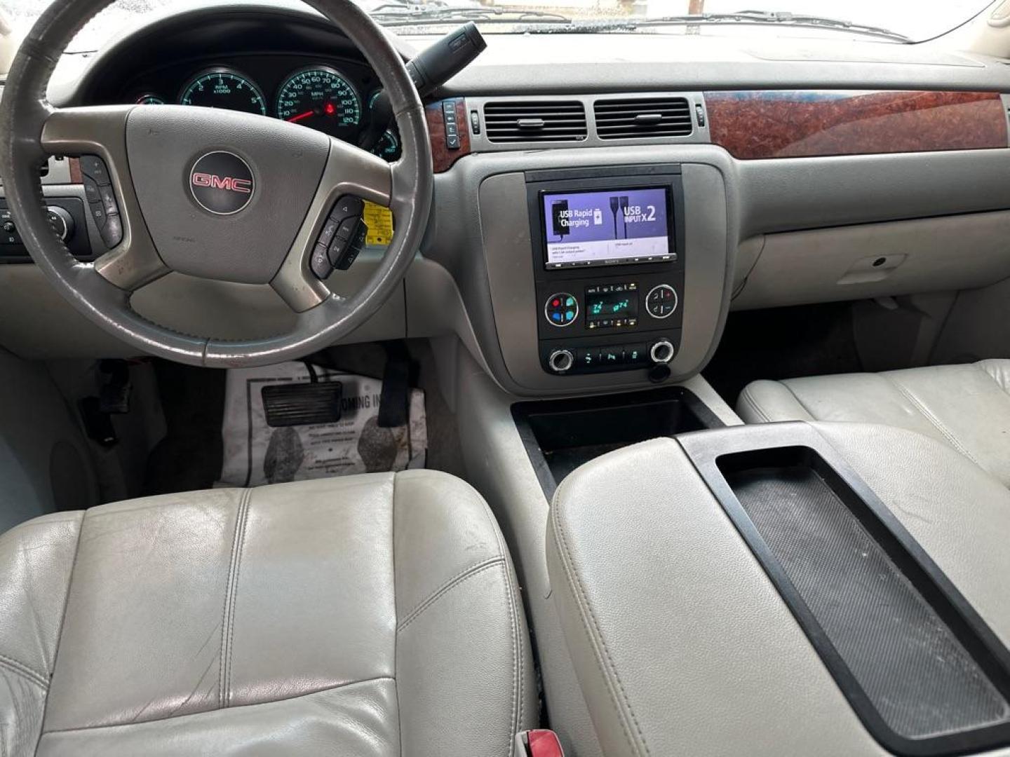 2012 WHITE GMC YUKON XL 1500 SLT (1GKS2KE7XCR) with an 5.3L engine, Automatic transmission, located at 1708 Broadway, Rockford, IL, 61104, (815) 397-5010, 42.252522, -89.069359 - Photo#8