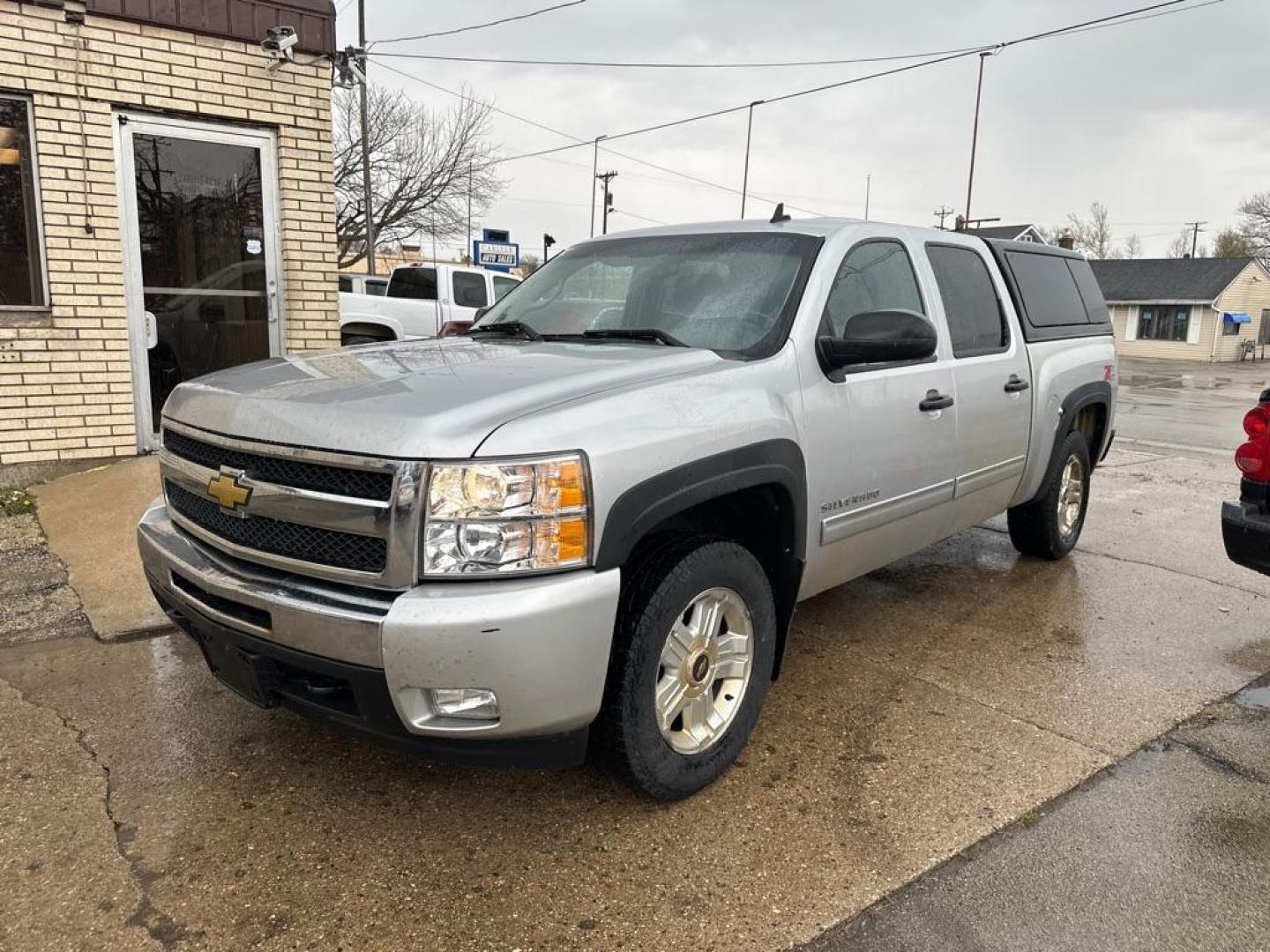 2011 SILVER CHEVROLET SILVERADO 1500 LT (1GCPKSE38BF) with an 5.3L engine, Automatic transmission, located at 1708 Broadway, Rockford, IL, 61104, (815) 397-5010, 42.252522, -89.069359 - Photo#0