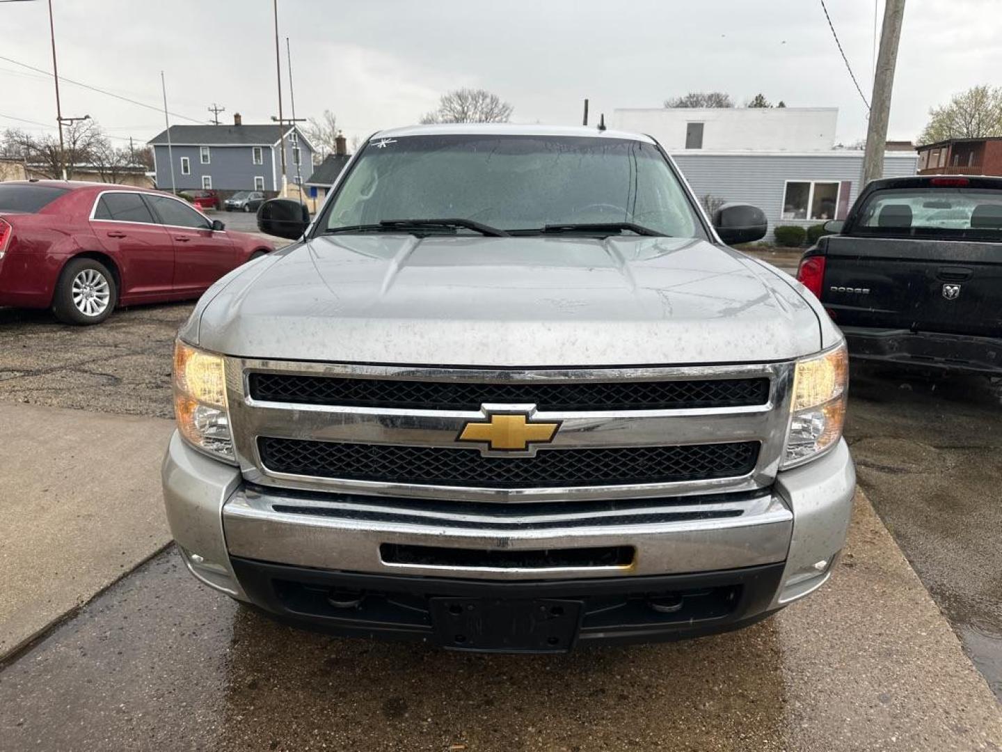 2011 SILVER CHEVROLET SILVERADO 1500 LT (1GCPKSE38BF) with an 5.3L engine, Automatic transmission, located at 1708 Broadway, Rockford, IL, 61104, (815) 397-5010, 42.252522, -89.069359 - Photo#4