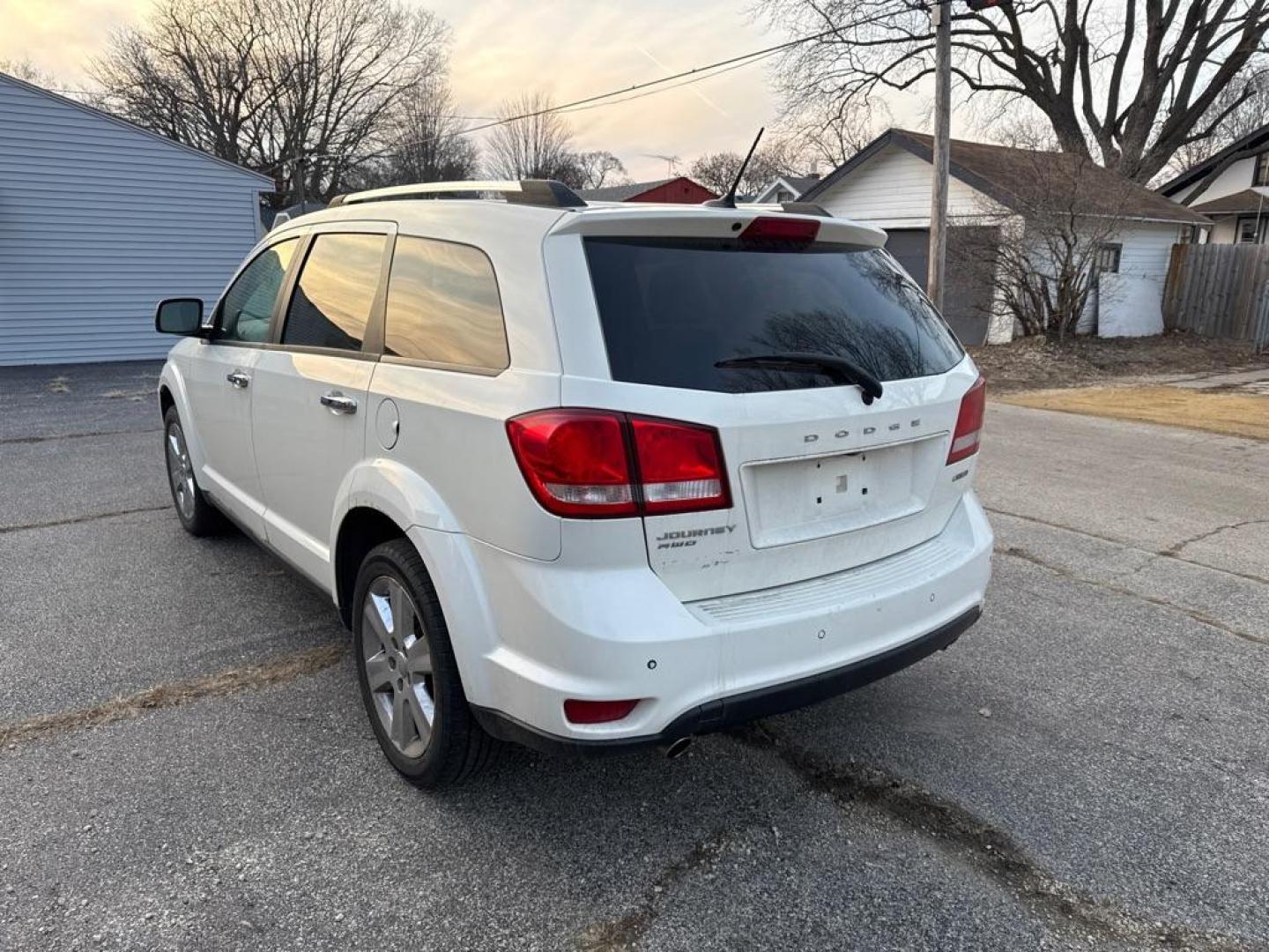 2013 WHITE DODGE JOURNEY CREW (3C4PDDDG8DT) with an 3.6L engine, Automatic transmission, located at 1708 Broadway, Rockford, IL, 61104, (815) 397-5010, 42.252522, -89.069359 - Photo#3