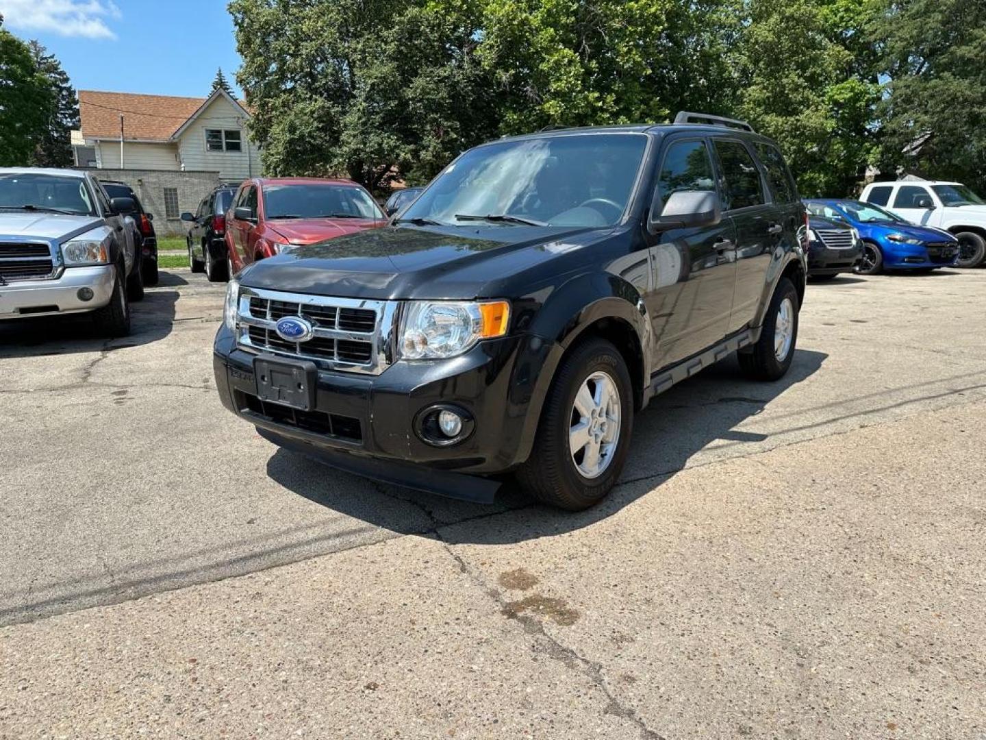 2011 BLACK FORD ESCAPE XLT (1FMCU9D79BK) with an 2.5L engine, Automatic transmission, located at 1708 Broadway, Rockford, IL, 61104, (815) 397-5010, 42.252522, -89.069359 - Photo#2