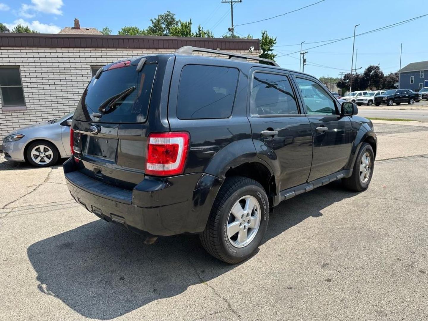 2011 BLACK FORD ESCAPE XLT (1FMCU9D79BK) with an 2.5L engine, Automatic transmission, located at 1708 Broadway, Rockford, IL, 61104, (815) 397-5010, 42.252522, -89.069359 - Photo#3