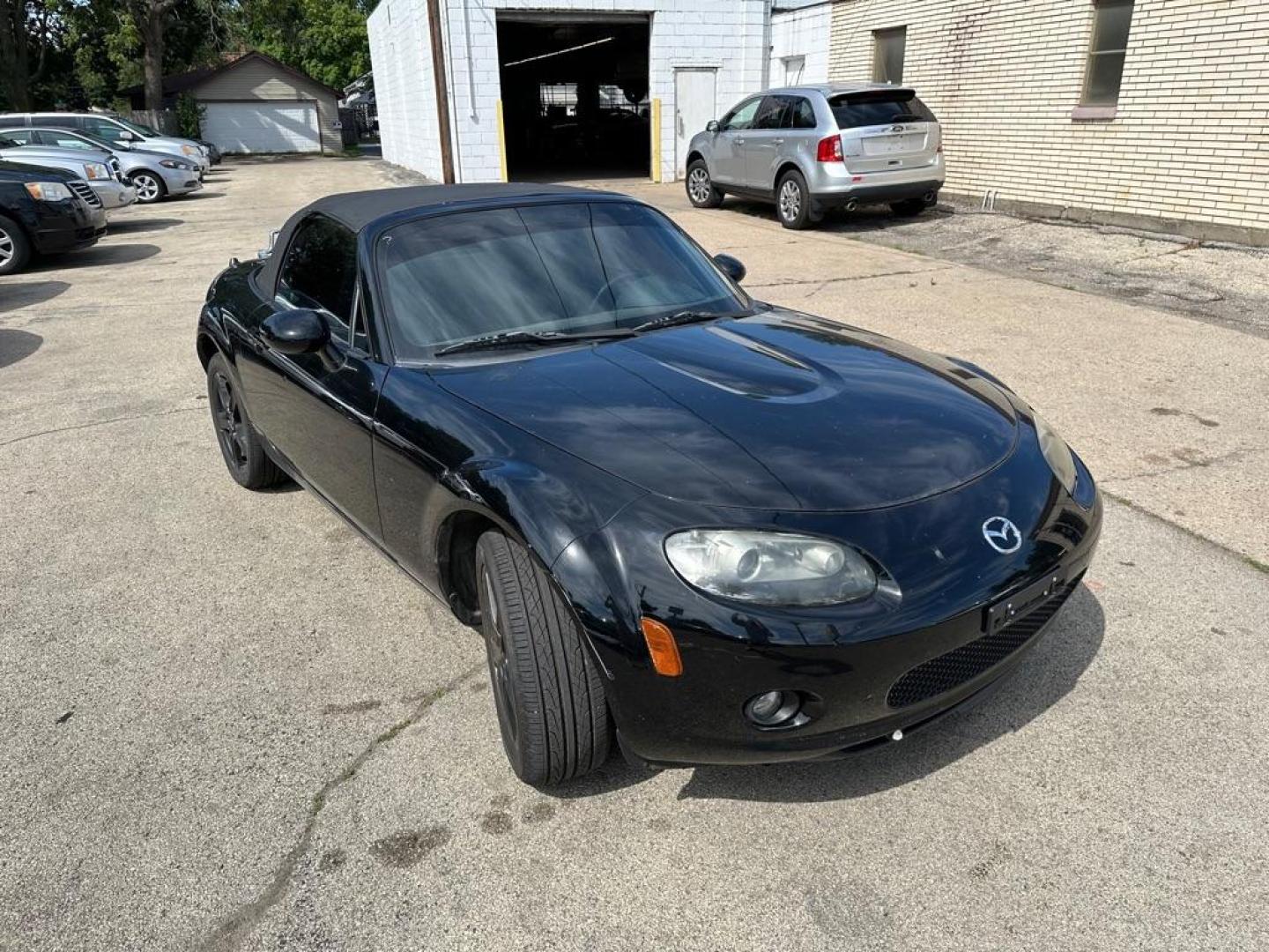 2006 BLACK MAZDA MX-5 MIATA (JM1NC25F760) with an 2.0L engine, 6-Speed Manual transmission, located at 1708 Broadway, Rockford, IL, 61104, (815) 397-5010, 42.252522, -89.069359 - Photo#1