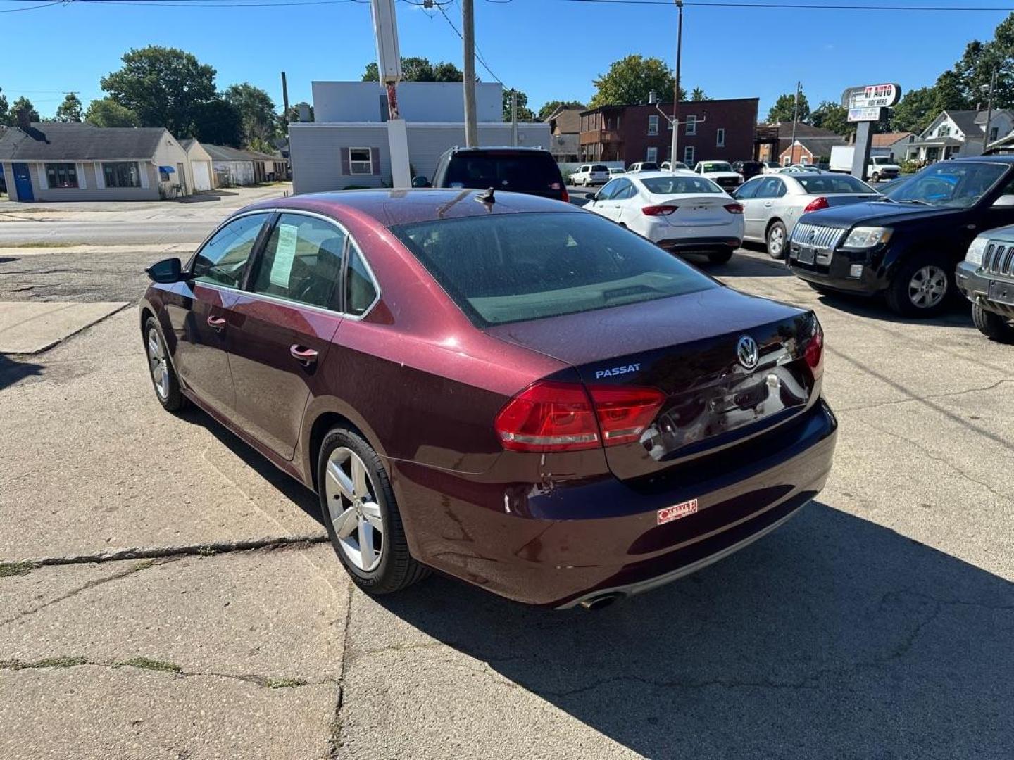 2012 MAROON VOLKSWAGEN PASSAT SE (1VWBP7A39CC) with an 2.5L engine, Automatic transmission, located at 1708 Broadway, Rockford, IL, 61104, (815) 397-5010, 42.252522, -89.069359 - Photo#3