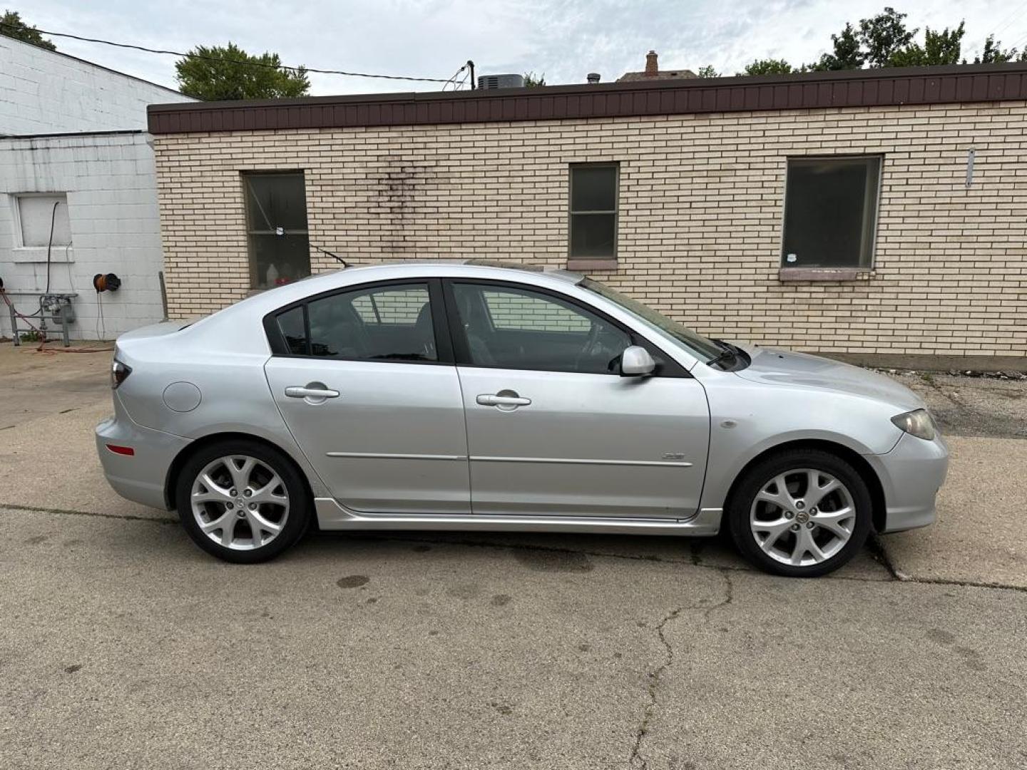 2008 SILVER MAZDA 3 S (JM1BK323181) with an 2.3L engine, Manual transmission, located at 1708 Broadway, Rockford, IL, 61104, (815) 397-5010, 42.252522, -89.069359 - Photo#2