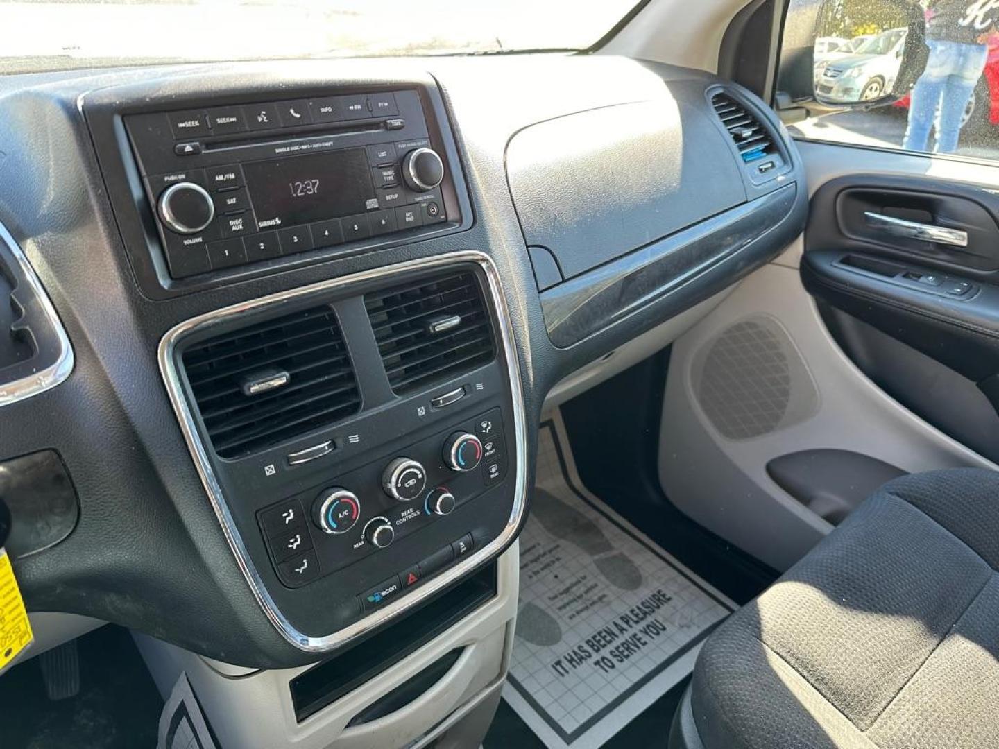 2014 SILVER DODGE GRAND CARAVAN SE (2C4RDGBG6ER) with an 3.6L engine, Automatic transmission, located at 1708 Broadway, Rockford, IL, 61104, (815) 397-5010, 42.252522, -89.069359 - Photo#9