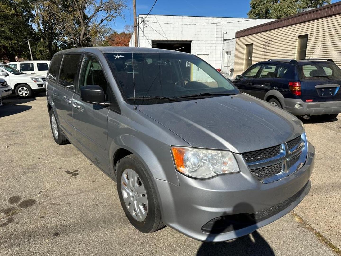 2014 SILVER DODGE GRAND CARAVAN SE (2C4RDGBG6ER) with an 3.6L engine, Automatic transmission, located at 1708 Broadway, Rockford, IL, 61104, (815) 397-5010, 42.252522, -89.069359 - Photo#1