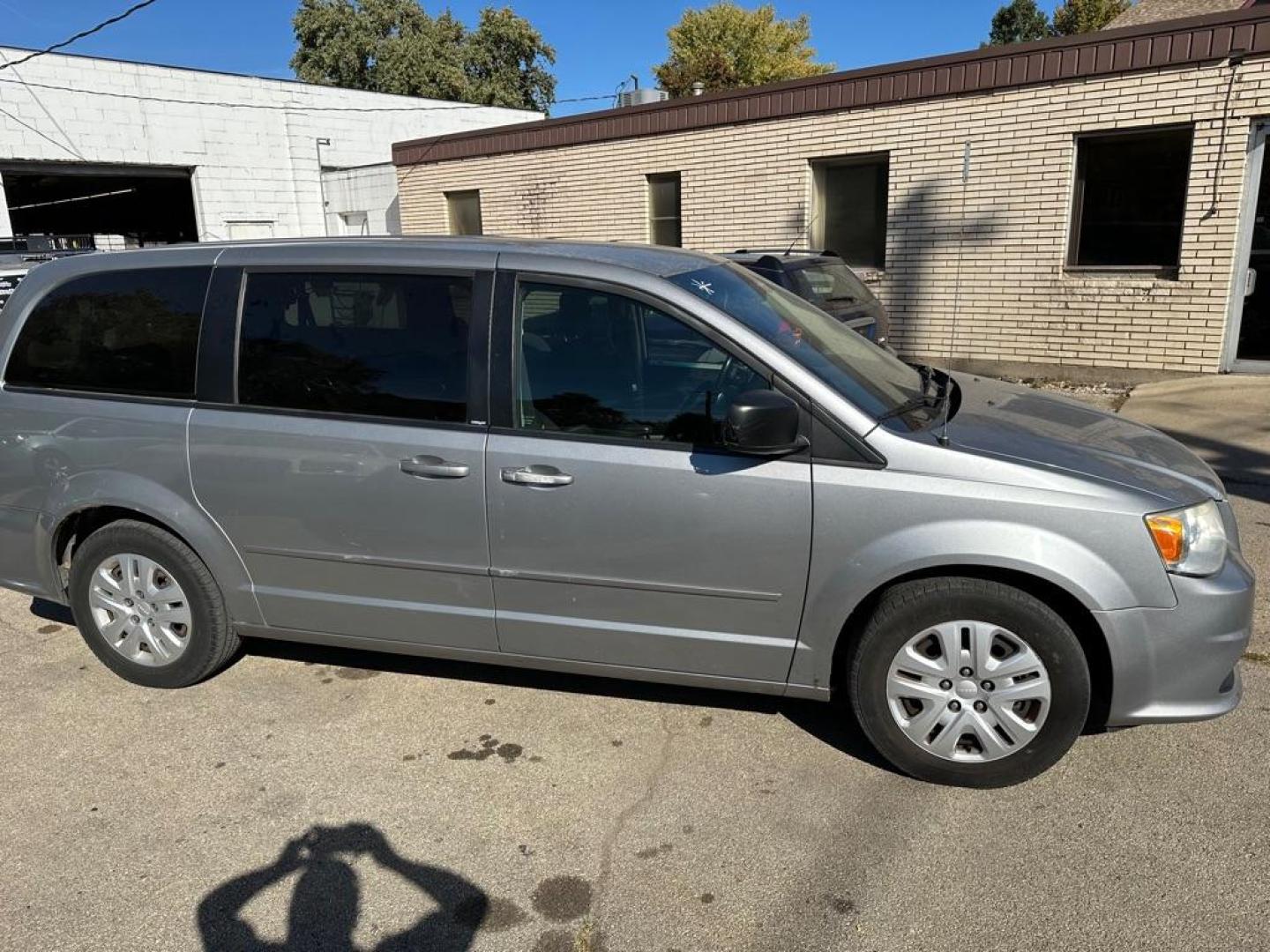 2014 SILVER DODGE GRAND CARAVAN SE (2C4RDGBG6ER) with an 3.6L engine, Automatic transmission, located at 1708 Broadway, Rockford, IL, 61104, (815) 397-5010, 42.252522, -89.069359 - Photo#2