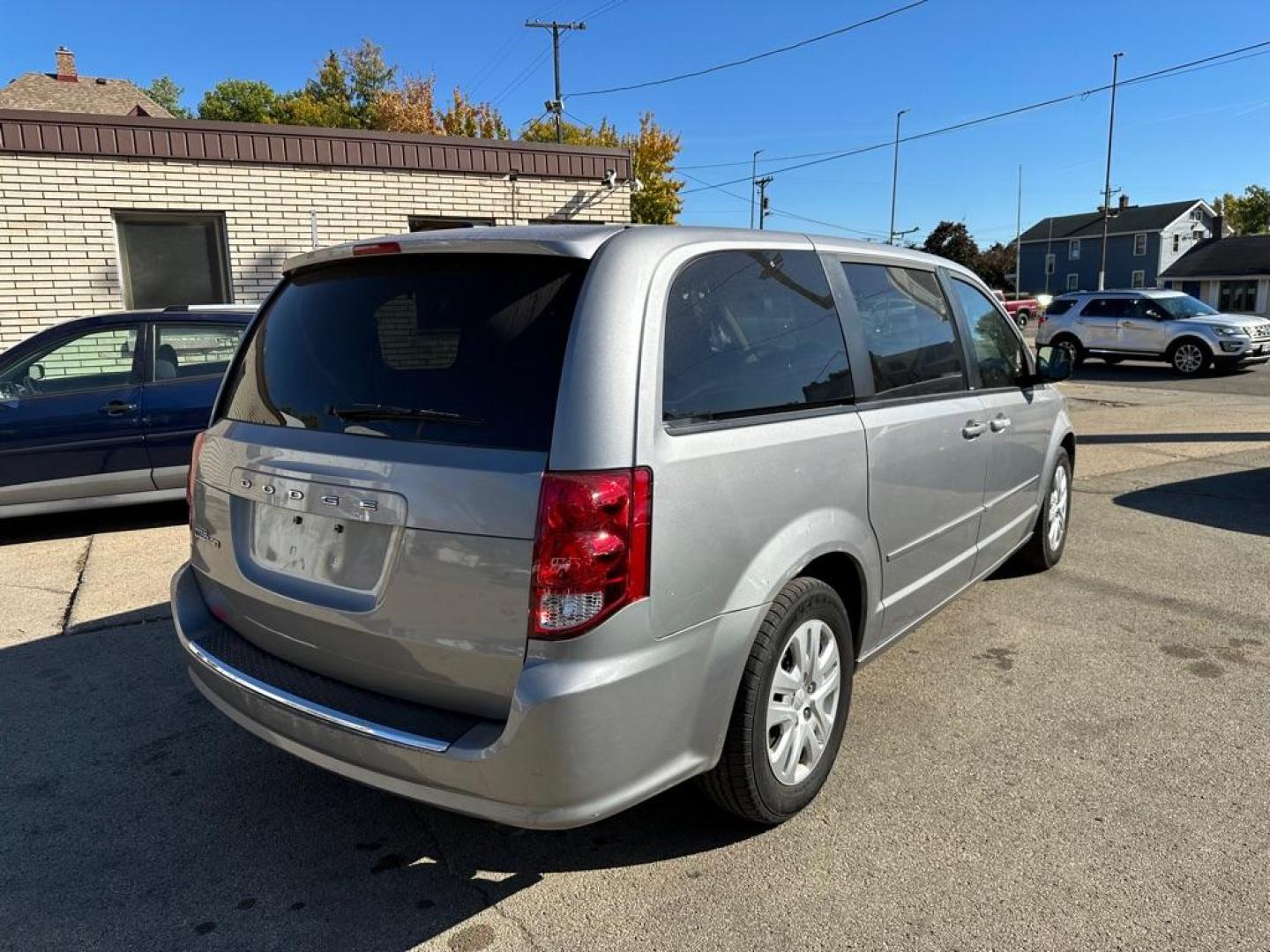 2014 SILVER DODGE GRAND CARAVAN SE (2C4RDGBG6ER) with an 3.6L engine, Automatic transmission, located at 1708 Broadway, Rockford, IL, 61104, (815) 397-5010, 42.252522, -89.069359 - Photo#3