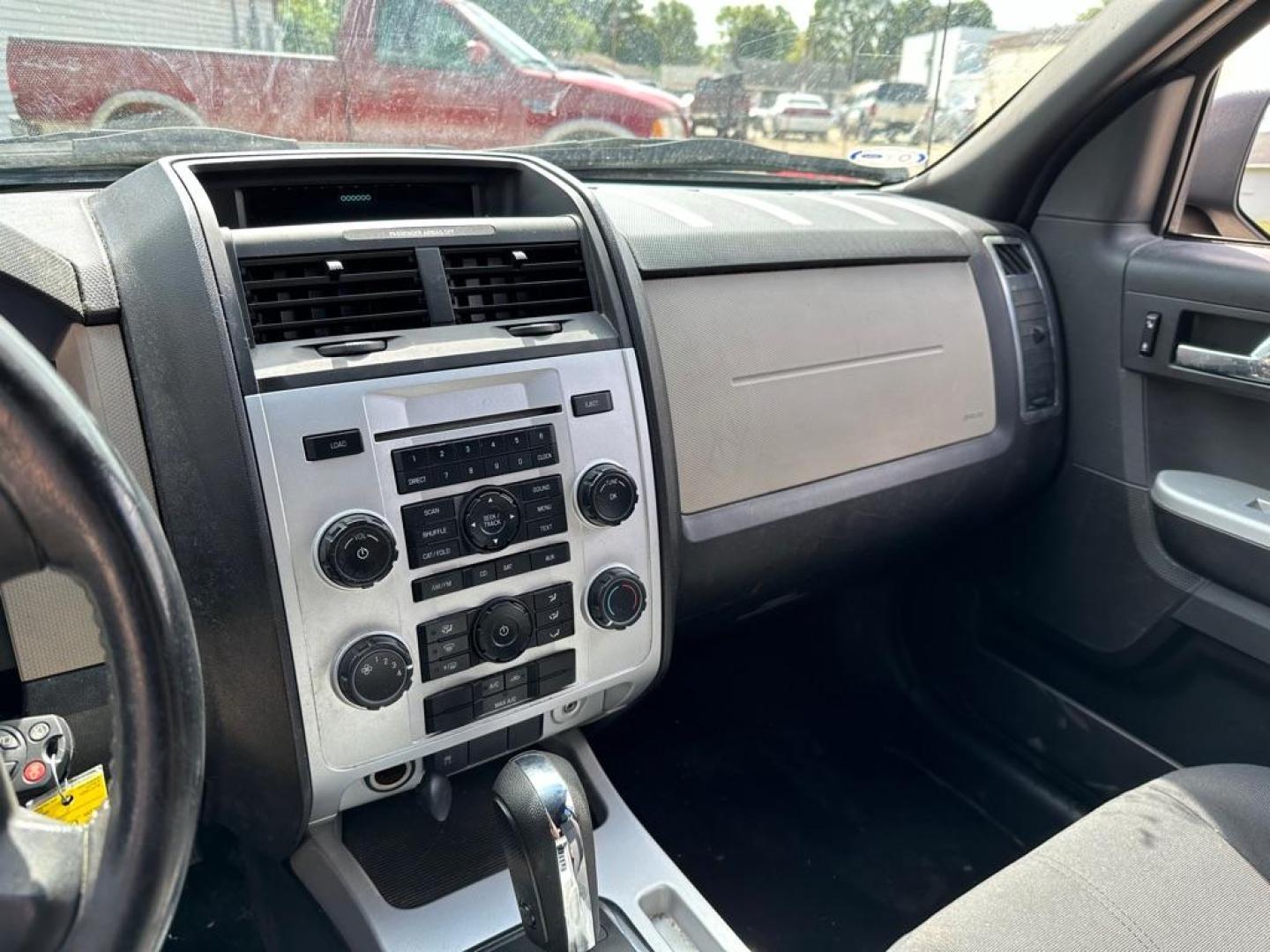 2008 BLACK MERCURY MARINER (4M2CU91178K) with an 3.0L engine, Automatic transmission, located at 1708 Broadway, Rockford, IL, 61104, (815) 397-5010, 42.252522, -89.069359 - Photo#7