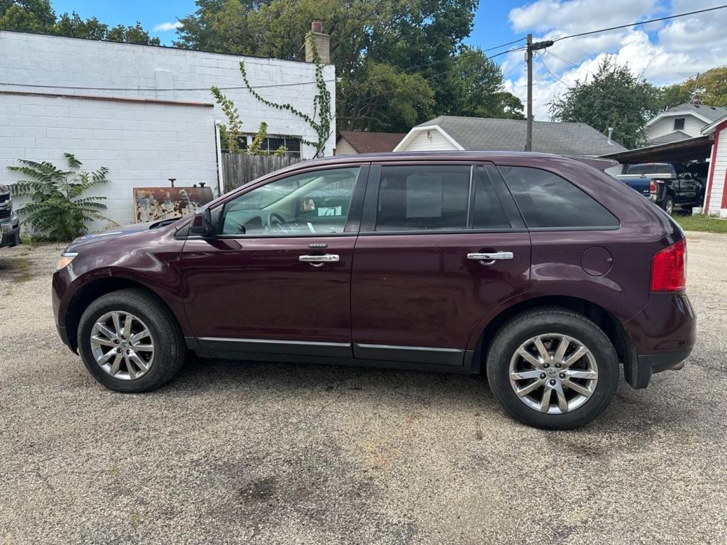 2011 MAROON FORD EDGE SEL (2FMDK4JC5BB) with an 3.5L engine, Automatic transmission, located at 1708 Broadway, Rockford, IL, 61104, (815) 397-5010, 42.252522, -89.069359 - Photo#6