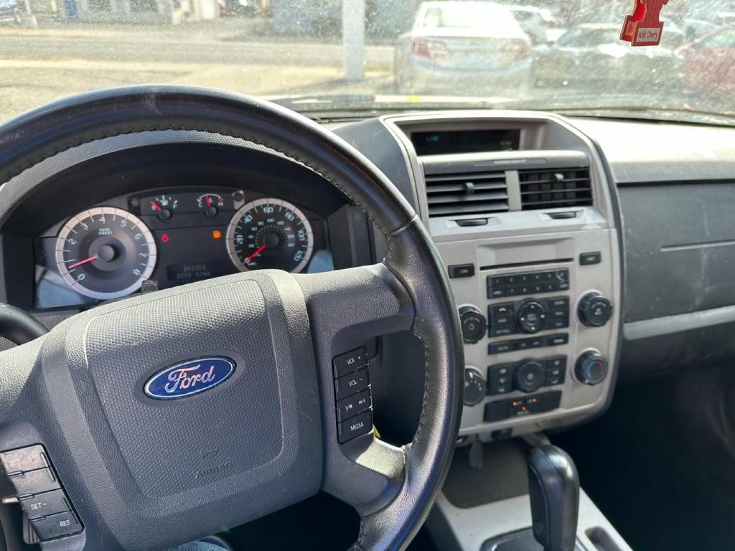 2012 GOLD FORD ESCAPE XLT (1FMCU0DG7CK) with an 3.0L engine, Automatic transmission, located at 1708 Broadway, Rockford, IL, 61104, (815) 397-5010, 42.252522, -89.069359 - Photo#10