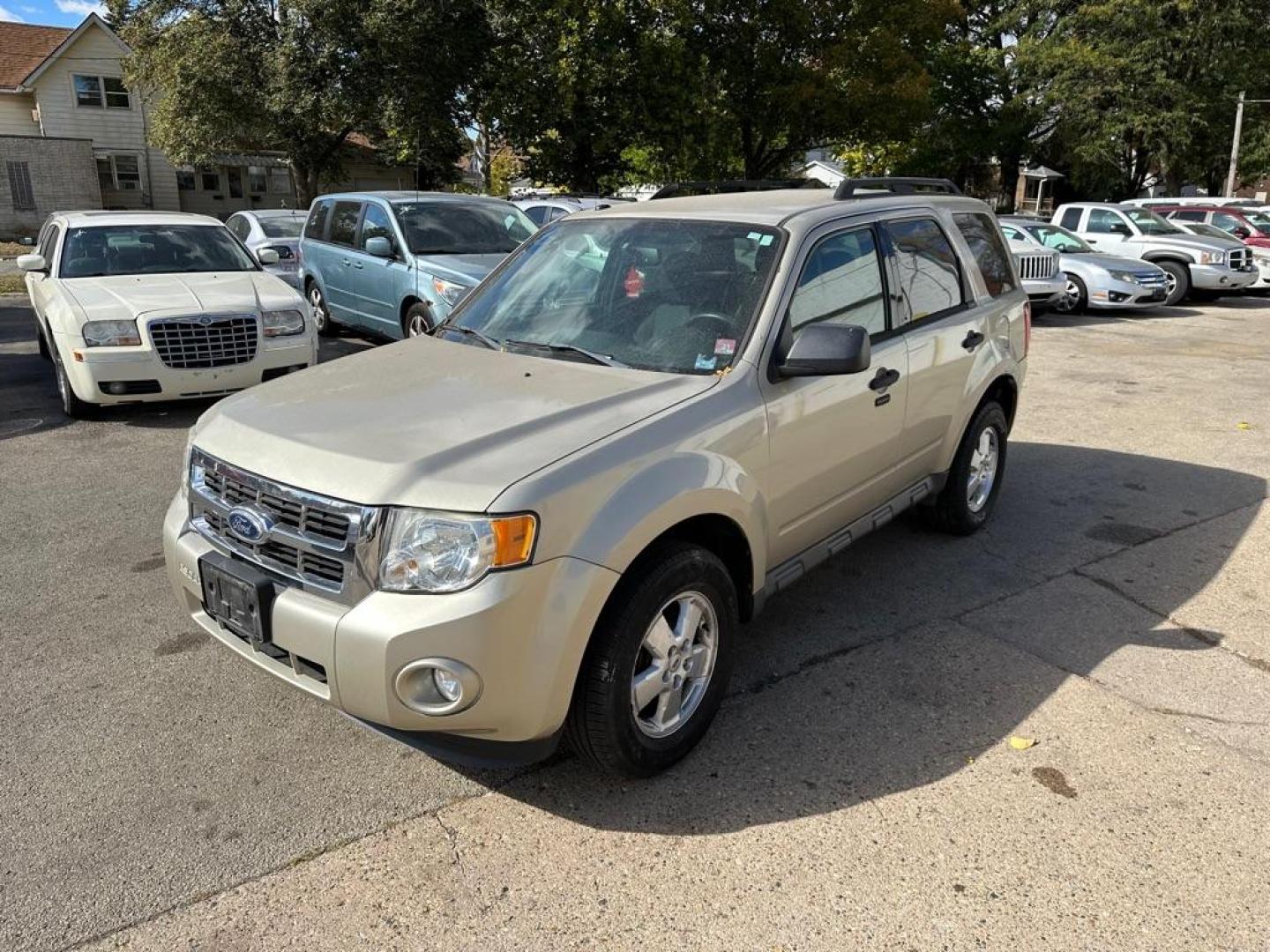 2012 GOLD FORD ESCAPE XLT (1FMCU0DG7CK) with an 3.0L engine, Automatic transmission, located at 1708 Broadway, Rockford, IL, 61104, (815) 397-5010, 42.252522, -89.069359 - Photo#2