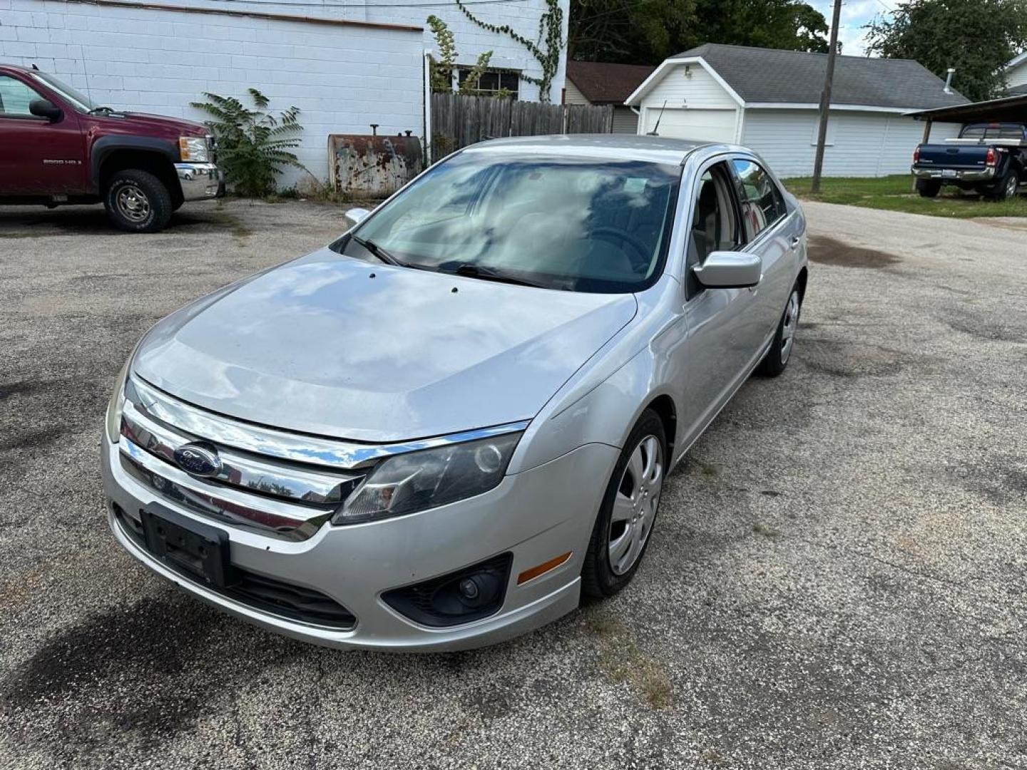 2010 SILVER FORD FUSION SE (3FAHP0HA9AR) with an 2.5L engine, Automatic transmission, located at 1708 Broadway, Rockford, IL, 61104, (815) 397-5010, 42.252522, -89.069359 - Photo#0