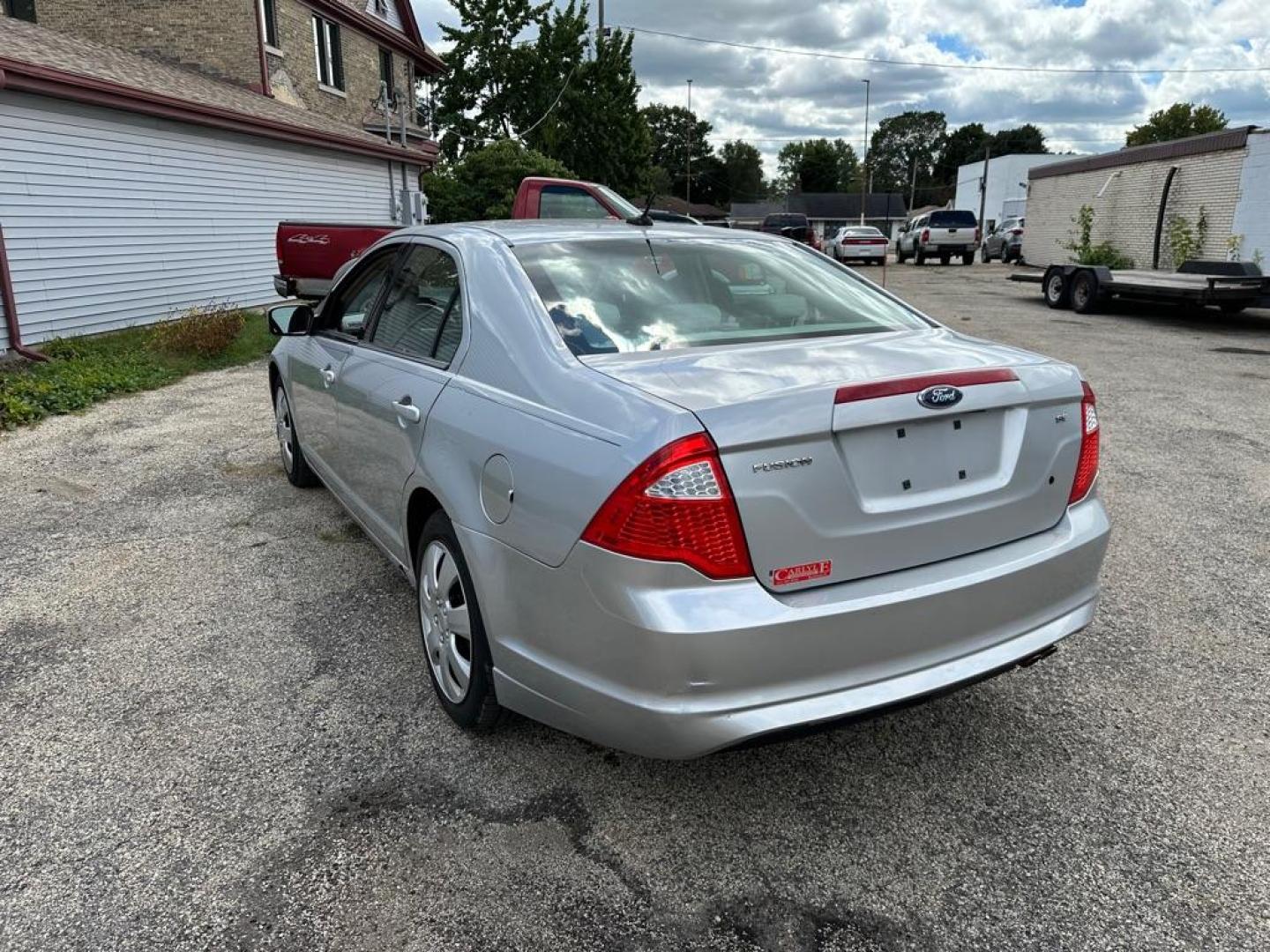 2010 SILVER FORD FUSION SE (3FAHP0HA9AR) with an 2.5L engine, Automatic transmission, located at 1708 Broadway, Rockford, IL, 61104, (815) 397-5010, 42.252522, -89.069359 - Photo#3