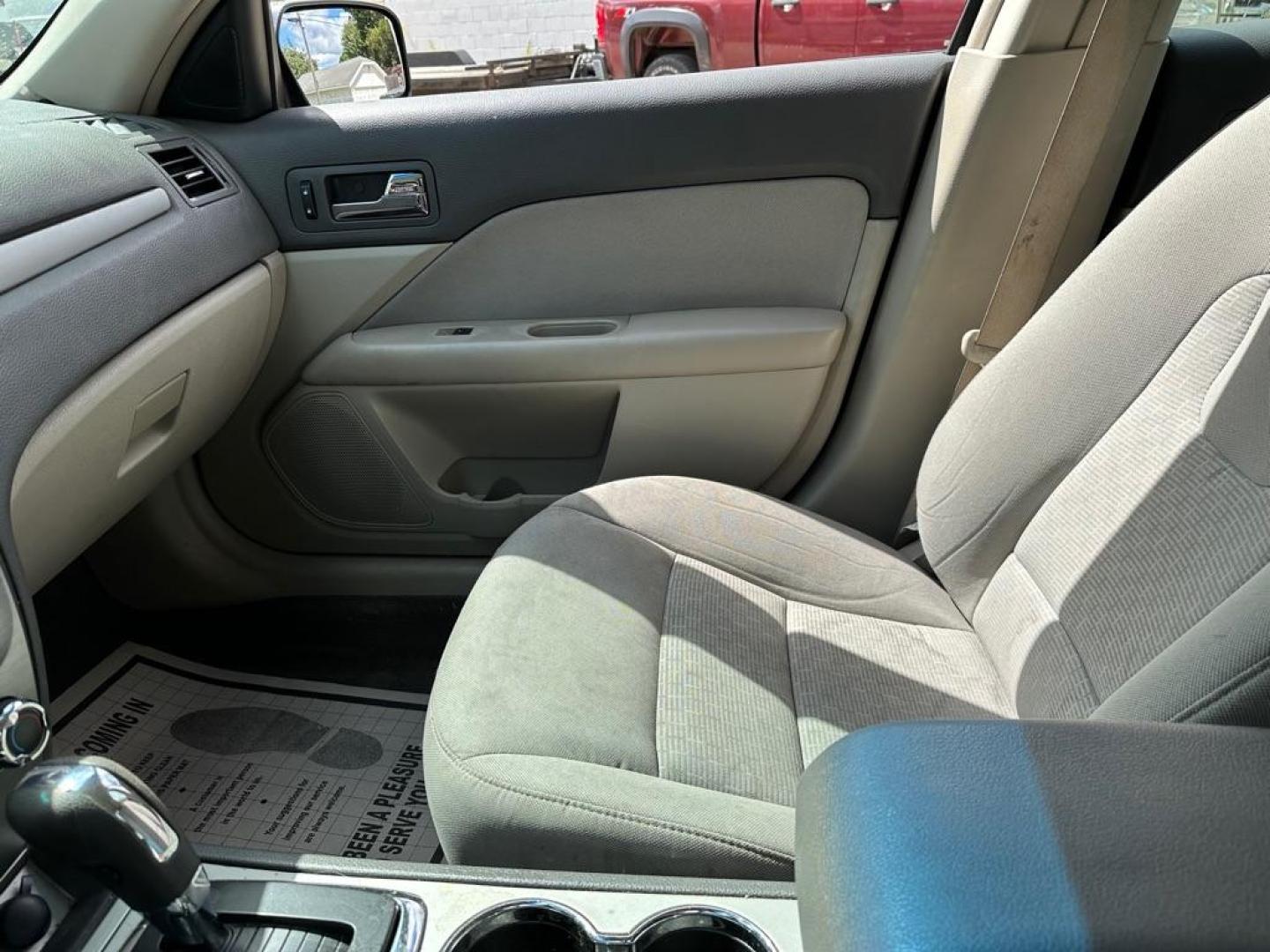 2010 SILVER FORD FUSION SE (3FAHP0HA9AR) with an 2.5L engine, Automatic transmission, located at 1708 Broadway, Rockford, IL, 61104, (815) 397-5010, 42.252522, -89.069359 - Photo#8