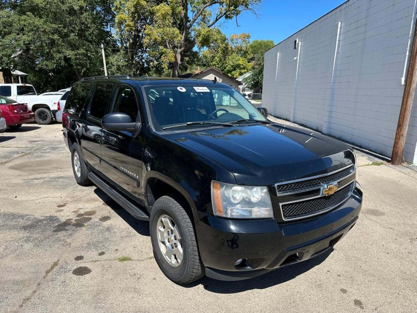 2007 BLACK CHEVROLET SUBURBAN 1500 (1GNFC16057J) with an 5.3L engine, Automatic transmission, located at 1708 Broadway, Rockford, IL, 61104, (815) 397-5010, 42.252522, -89.069359 - Photo#1